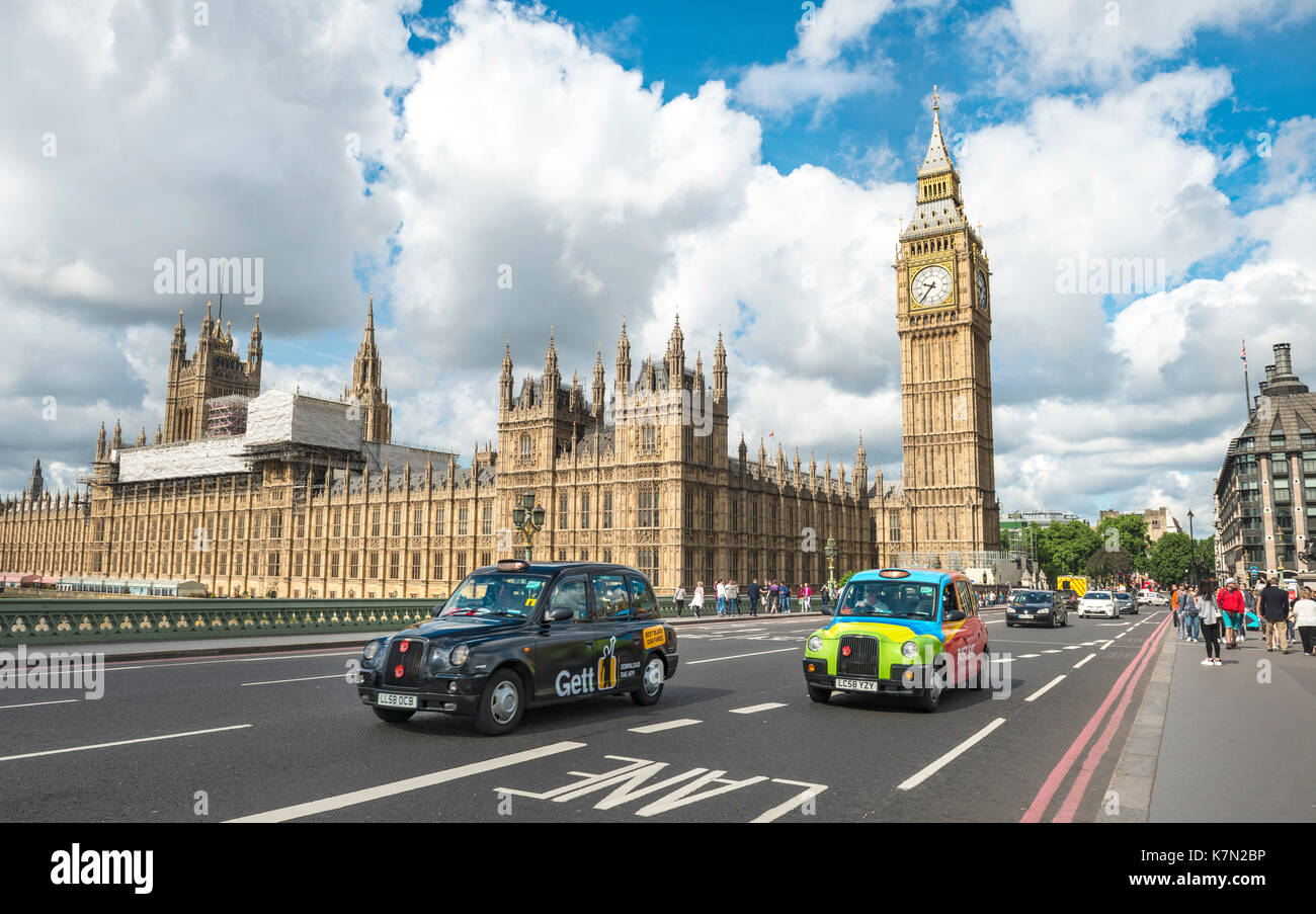 Taxi sul Westminster Bridge, Palazzo di Westminster e il Big Ben di Londra, Inghilterra, Gran Bretagna Foto Stock