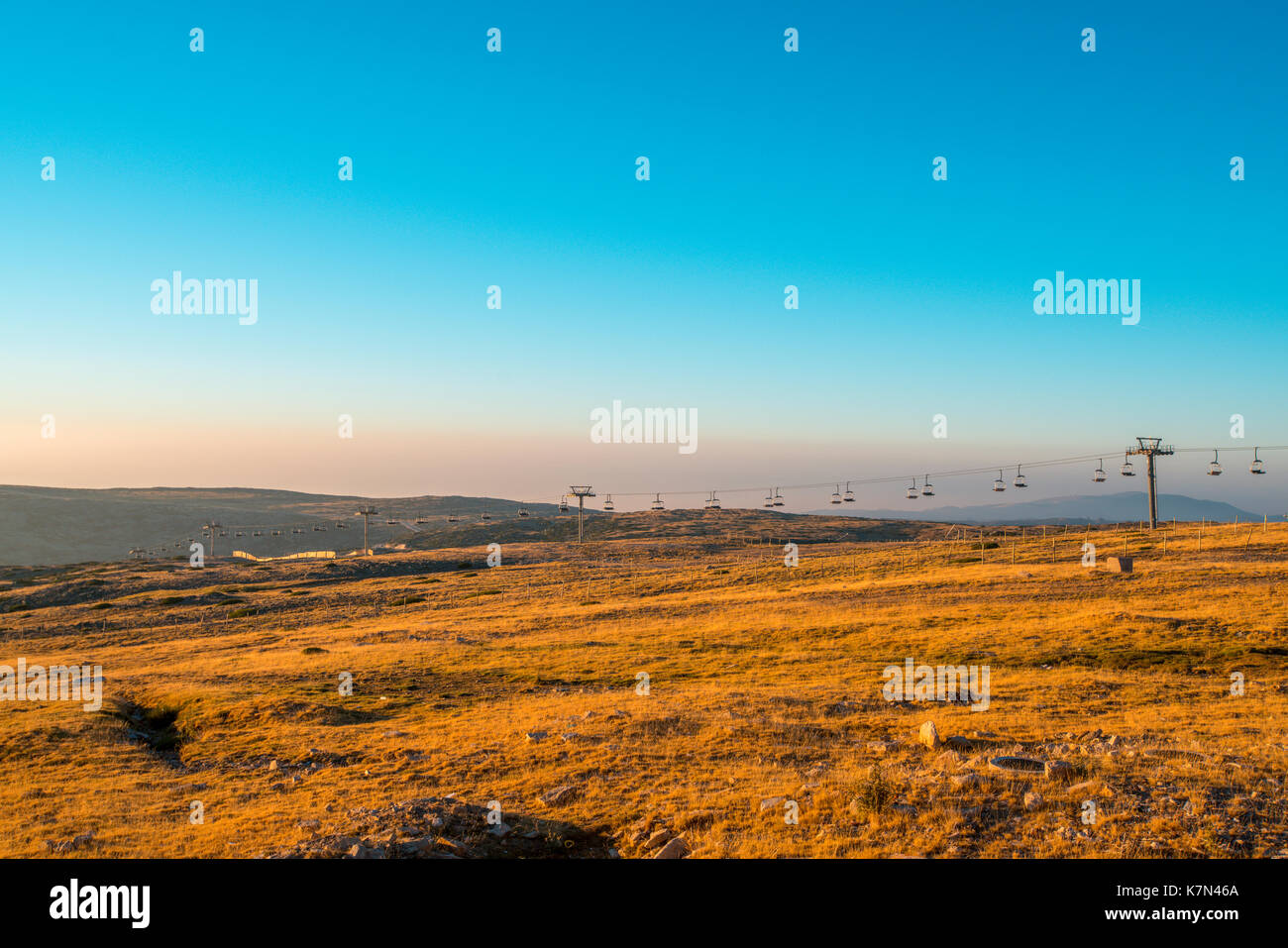 Vista del tramonto dorato su un pomeriggio estivo nella Serra da Estrela Foto Stock