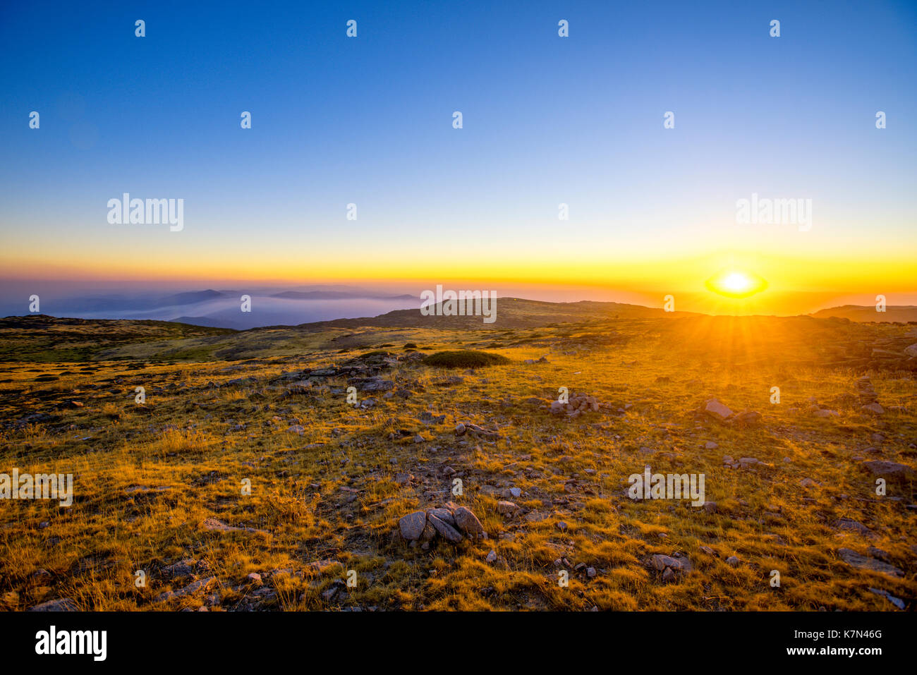 Vista del tramonto dorato su un pomeriggio estivo nella Serra da Estrela Foto Stock