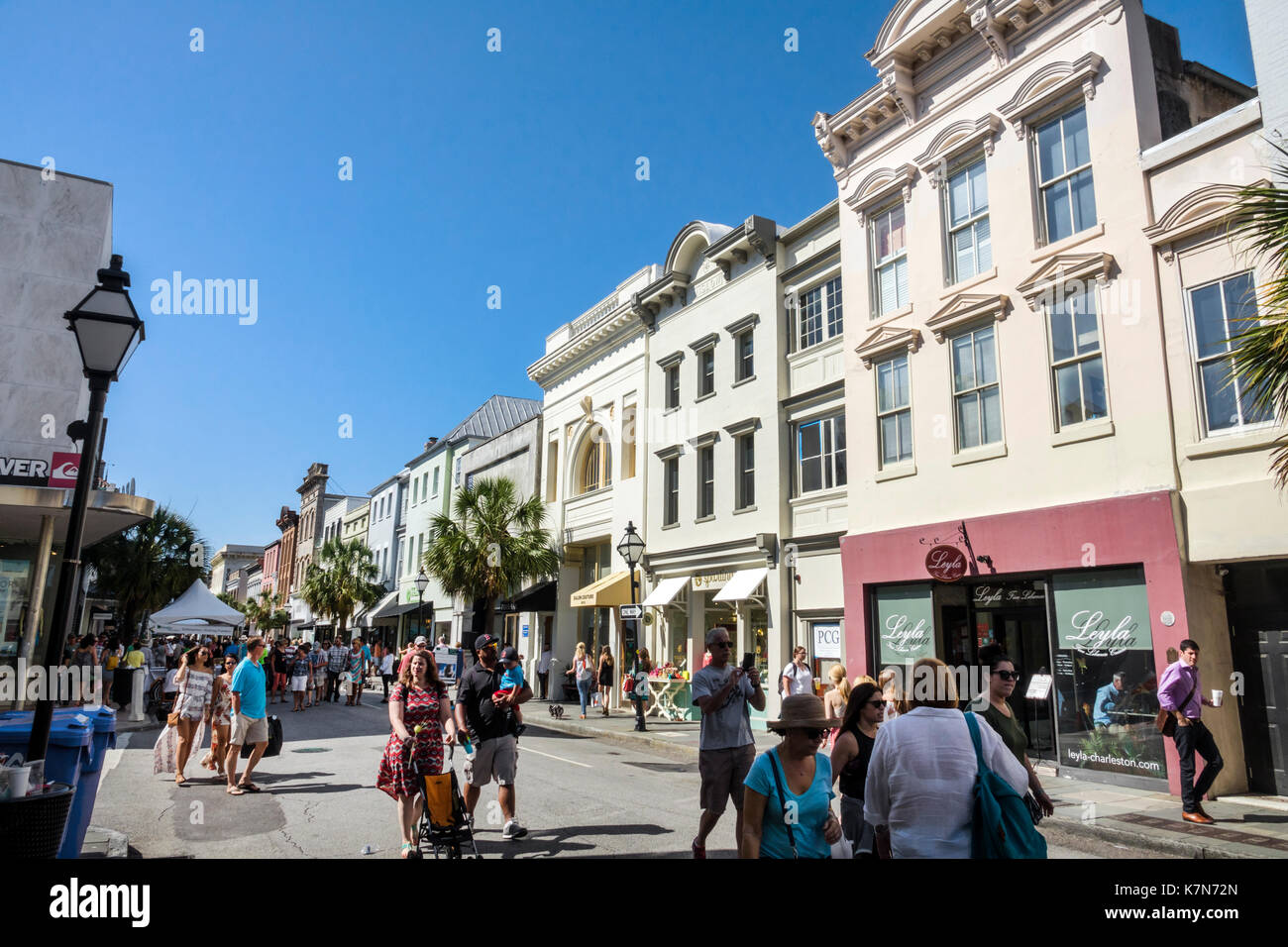 Charleston South Carolina, centro storico, 2 ° Domenica su King Street, shopping shopper negozi negozi di mercato mercati di mercato di acquisto di vendita, r Foto Stock