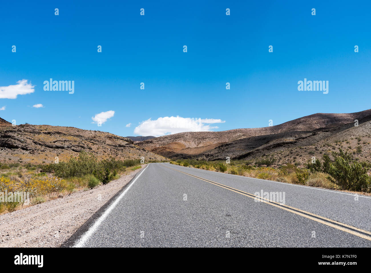 Lonely strade del deserto Foto Stock