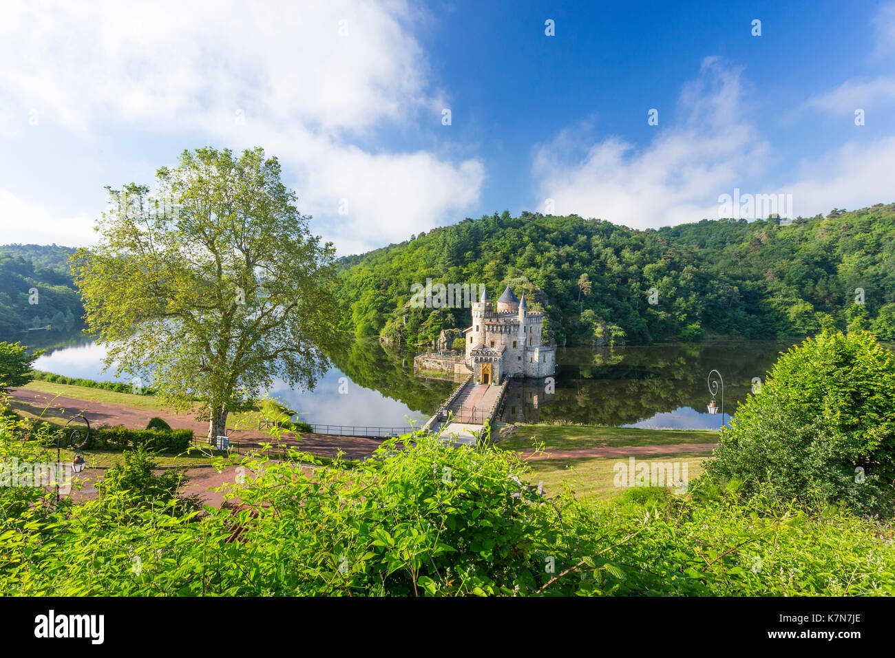 Francia, Loire, Saint Priest la Roche, Chateau de La Roche sulla Loira e il lago di Villarest Foto Stock