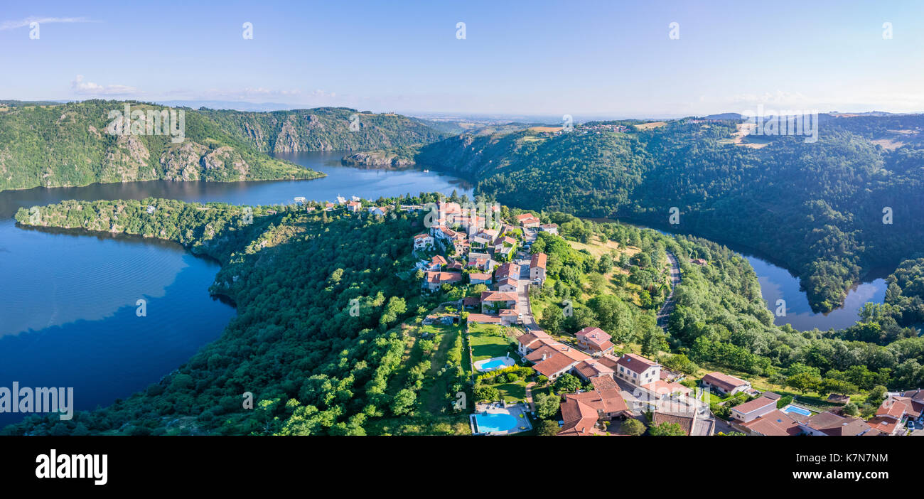 Francia, Loire, Saint Etienne, Saint Victor sur Loire, il villaggio e la Loira o Grangent lago (vista aerea) Foto Stock