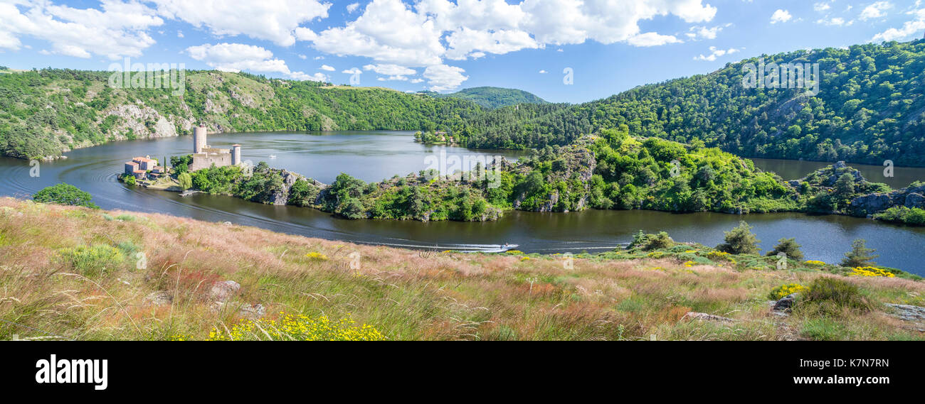 Francia, Loire, Saint Just Saint Rambert, Grangent lago, Chateau de Grangent sull isola di Grangent Foto Stock