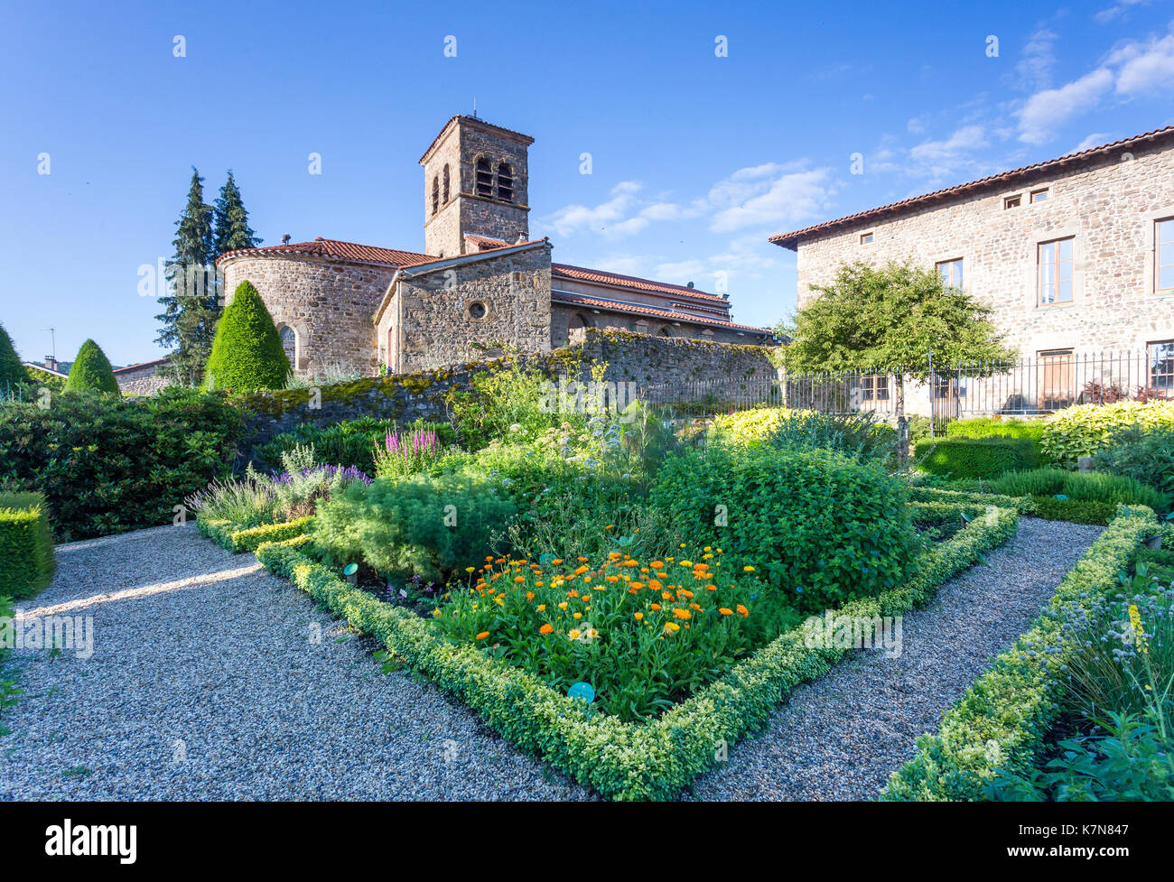 Francia, Loire, Saint Etienne, Saint Victor sur Loire, la chiesa e il giardino del castello Foto Stock