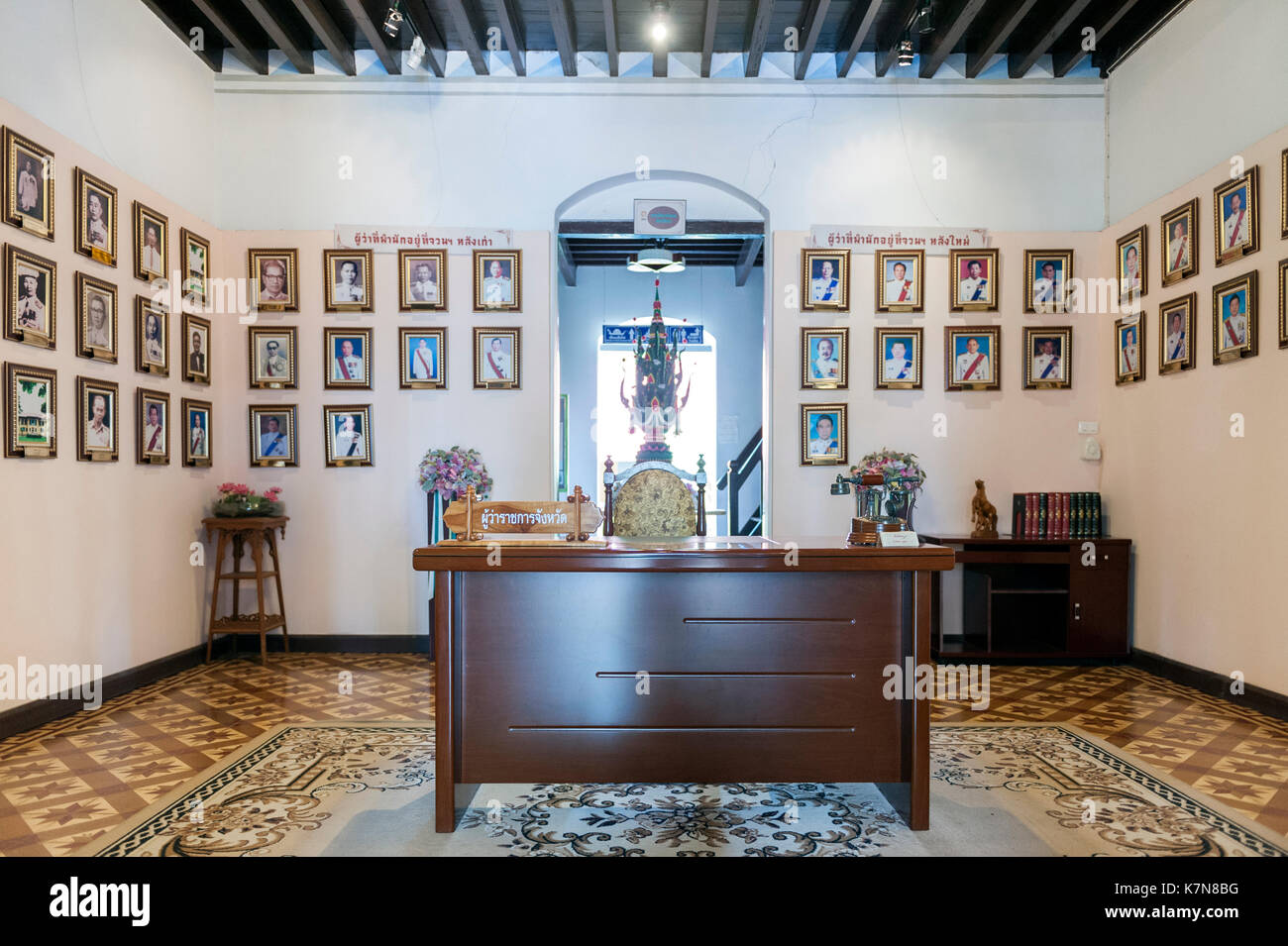 Scrivania di ex nakhon phnom provincia governatori dentro la casa del governatore museum di nakhon phnom, Thailandia Foto Stock