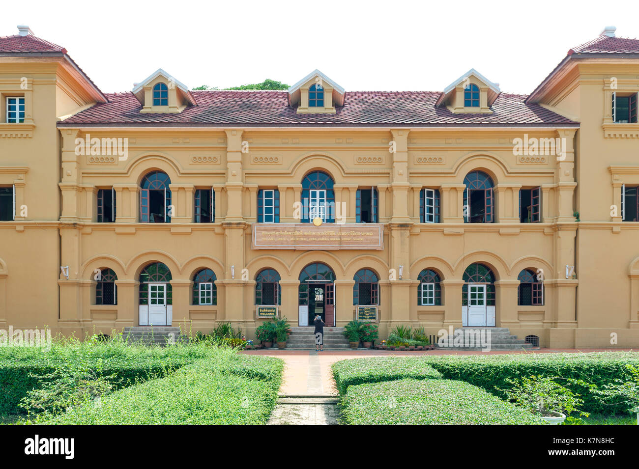 Edificio storico di neo-architettura palladiana originariamente costruito come municipio ora utilizzato per il Queen Sirikit National library in nakhon phnom, Thailandia Foto Stock