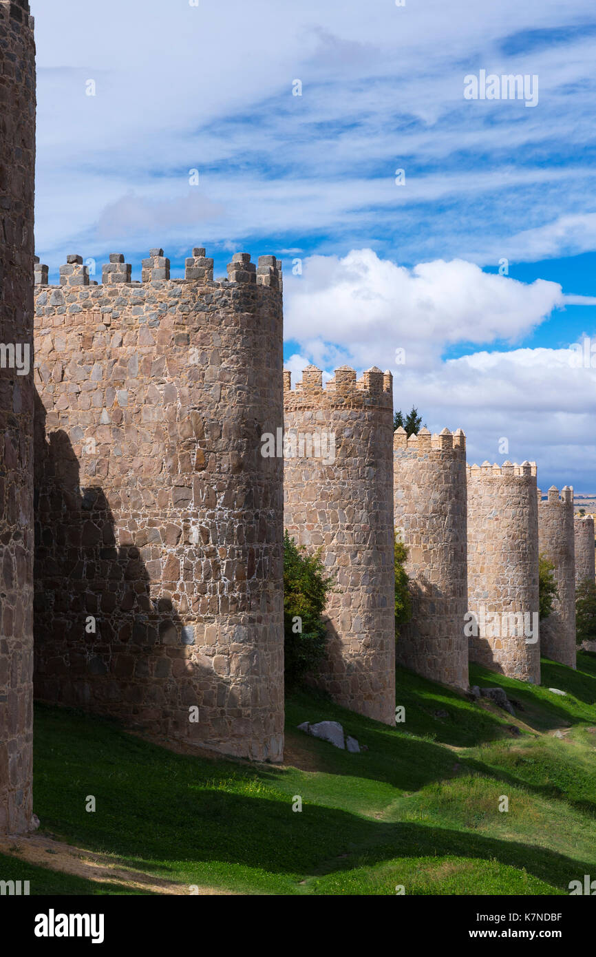 Famosa città vecchia di Avila mura medievali della città, sito Patrimonio Mondiale dell'UNESCO, Spagna Foto Stock