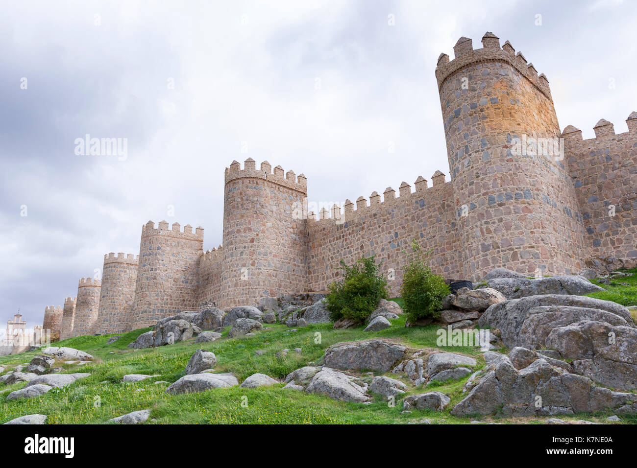 Famosa città vecchia di Avila mura medievali della città ed extra-mural chiesa, patrimonio mondiale dell UNESCO, Spagna Foto Stock