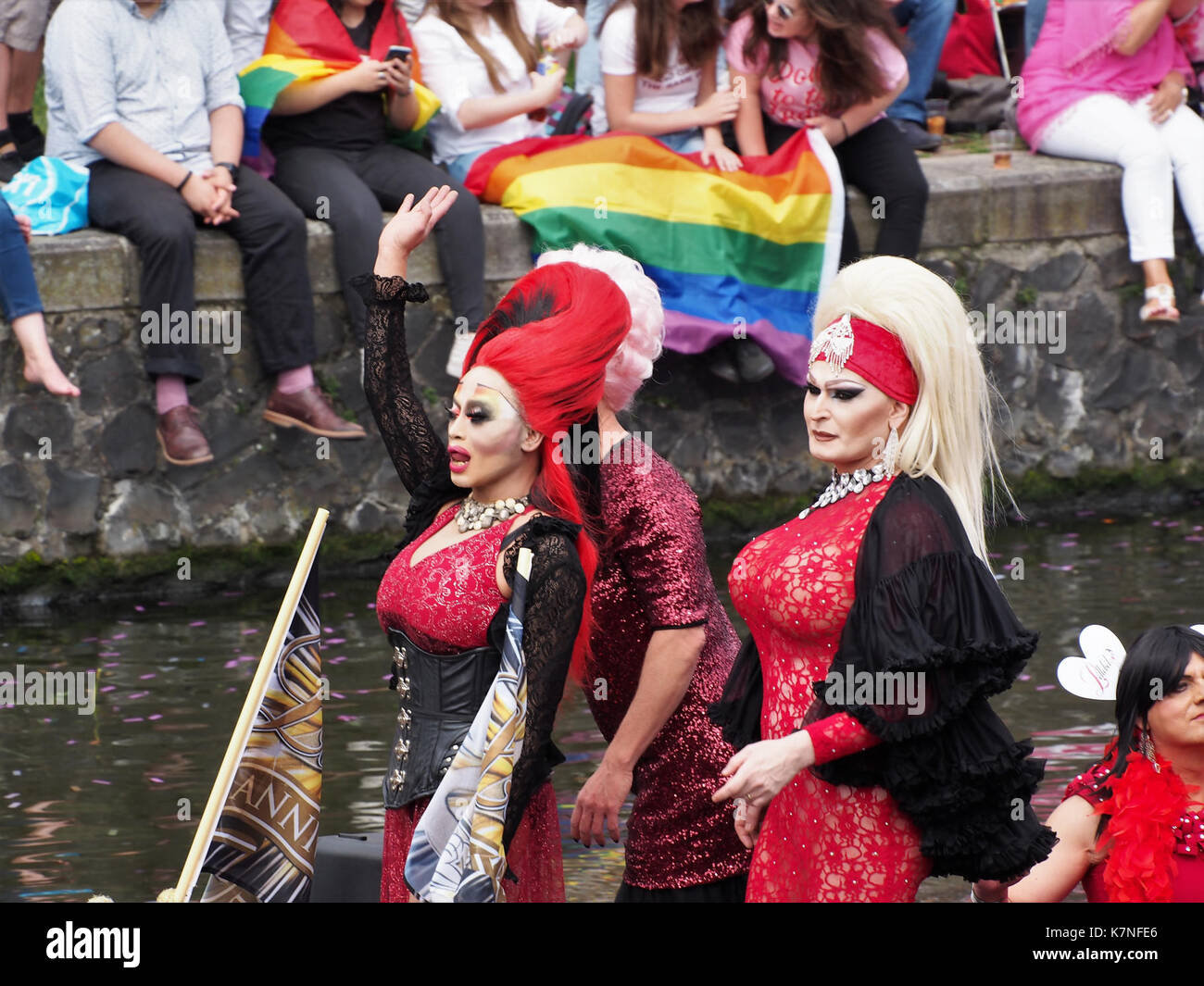 Boat 39 Lellebel ha partecipato alla 2017 Canal Parade di Amsterdam, un vivace evento annuale che celebra la diversità e l'orgoglio LGBT. La parata, caratterizzata da varie barche decorate con temi colorati, mostrava movimenti sociali, arte e unità nel cuore di Amsterdam. Foto Stock