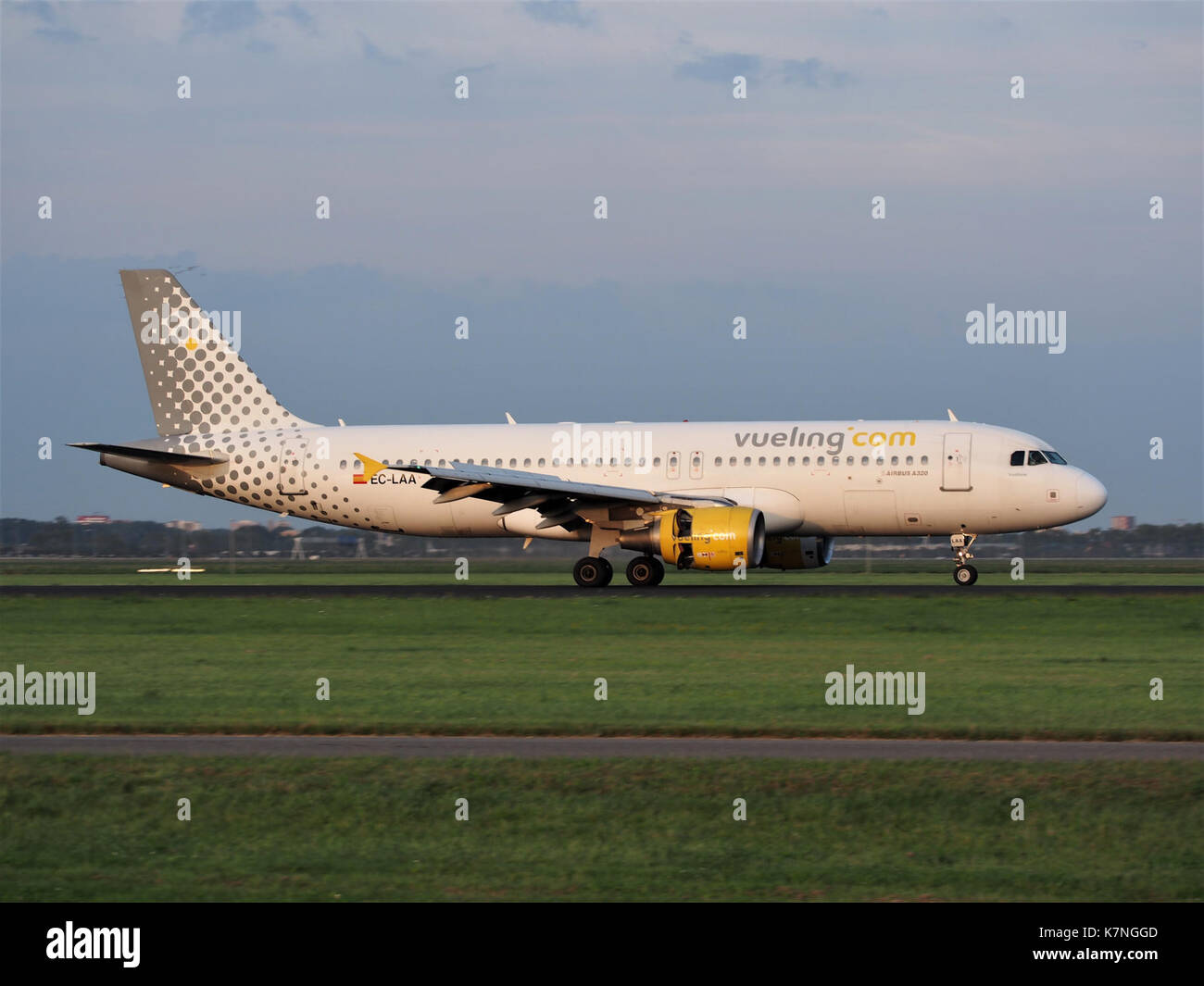 Ce-LAA Vueling Airbus A320-214 in atterraggio a Schiphol (EHAM-AMS) pista 18R Foto Stock