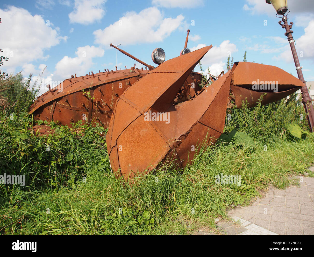 Questa foto raffigura Ruigoord, un piccolo villaggio vicino ad Amsterdam, noto per la sua vivace comunità artistica e la sua storia. L'area è stata un centro di creatività, attirando artisti e musicisti, ed è celebrata per la sua cultura eclettica e lo stile di vita comune. Foto Stock
