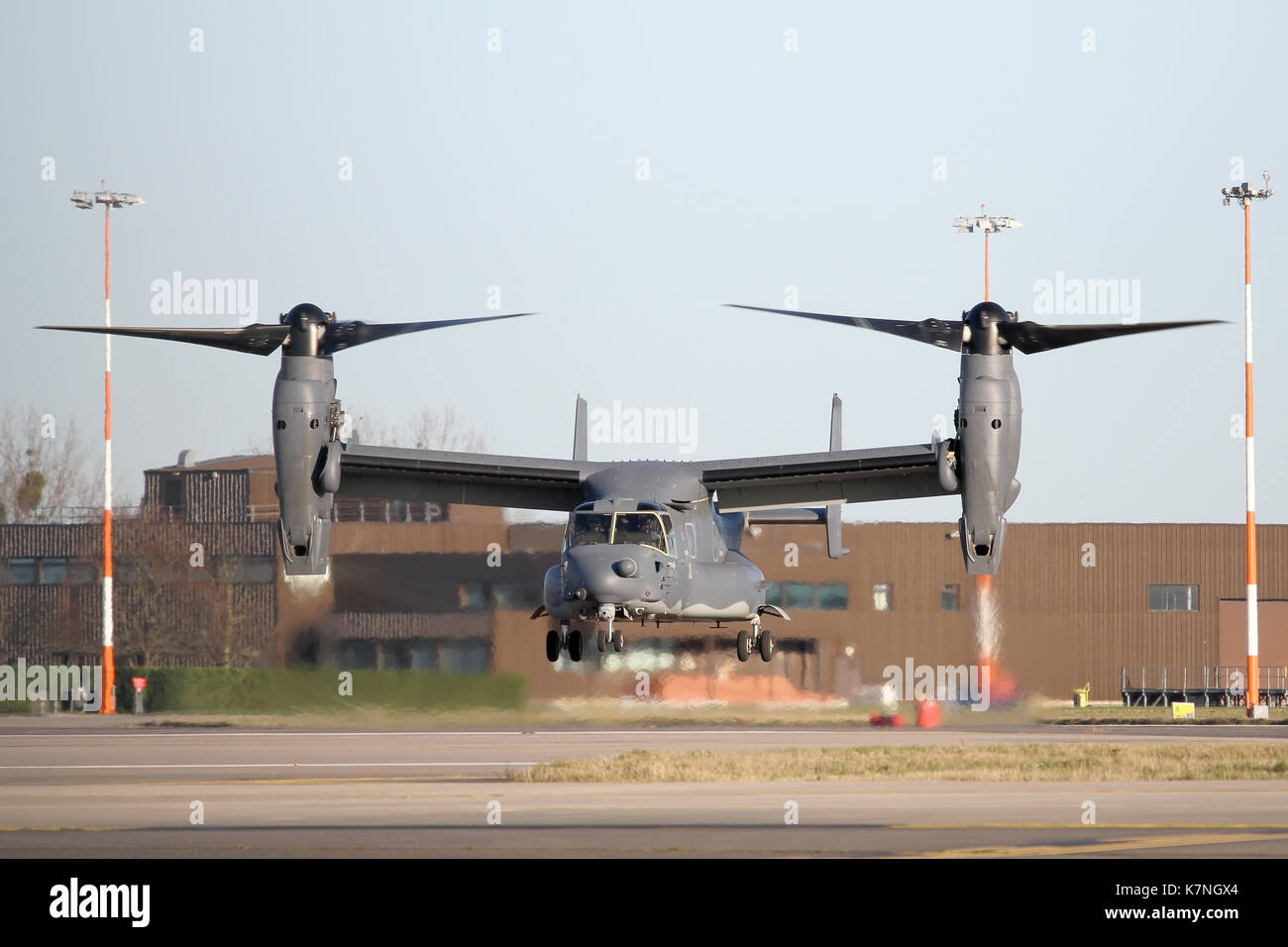 Un USAF CV-22A Osprey sbarco torna a RAF Mildenhall a seguito di un breve volo di prova nel periodo di Natale. Foto Stock