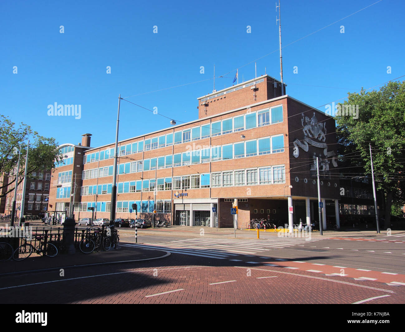 Una fotografia che mostra l'area intorno a Elandsgracht 117 e Marnixstraat 260-262 ad Amsterdam, con vista sulla Hoofdbureau van Politie (sede della polizia di Amsterdam). L'immagine cattura l'architettura urbana e le infrastrutture della città. Foto Stock