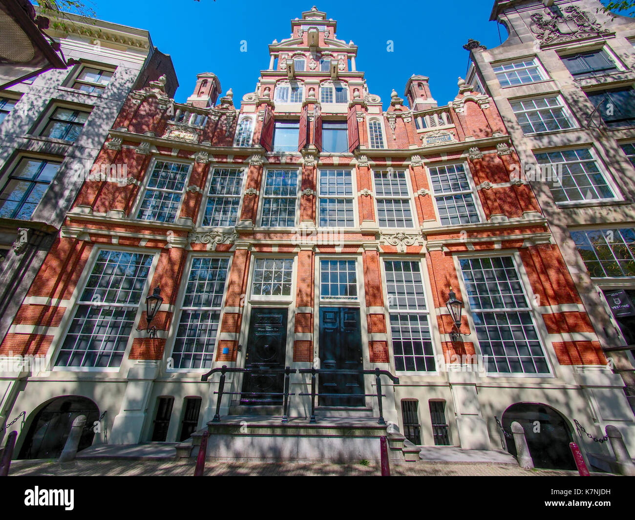 L'Huis Bartolotti, noto anche come Het Bonte Huis, è un edificio storico situato a Herengracht 170-172 ad Amsterdam. Questa foto mostra la sua bellezza architettonica, riflettendo la storia e la cultura del secolo d'oro olandese. Foto Stock