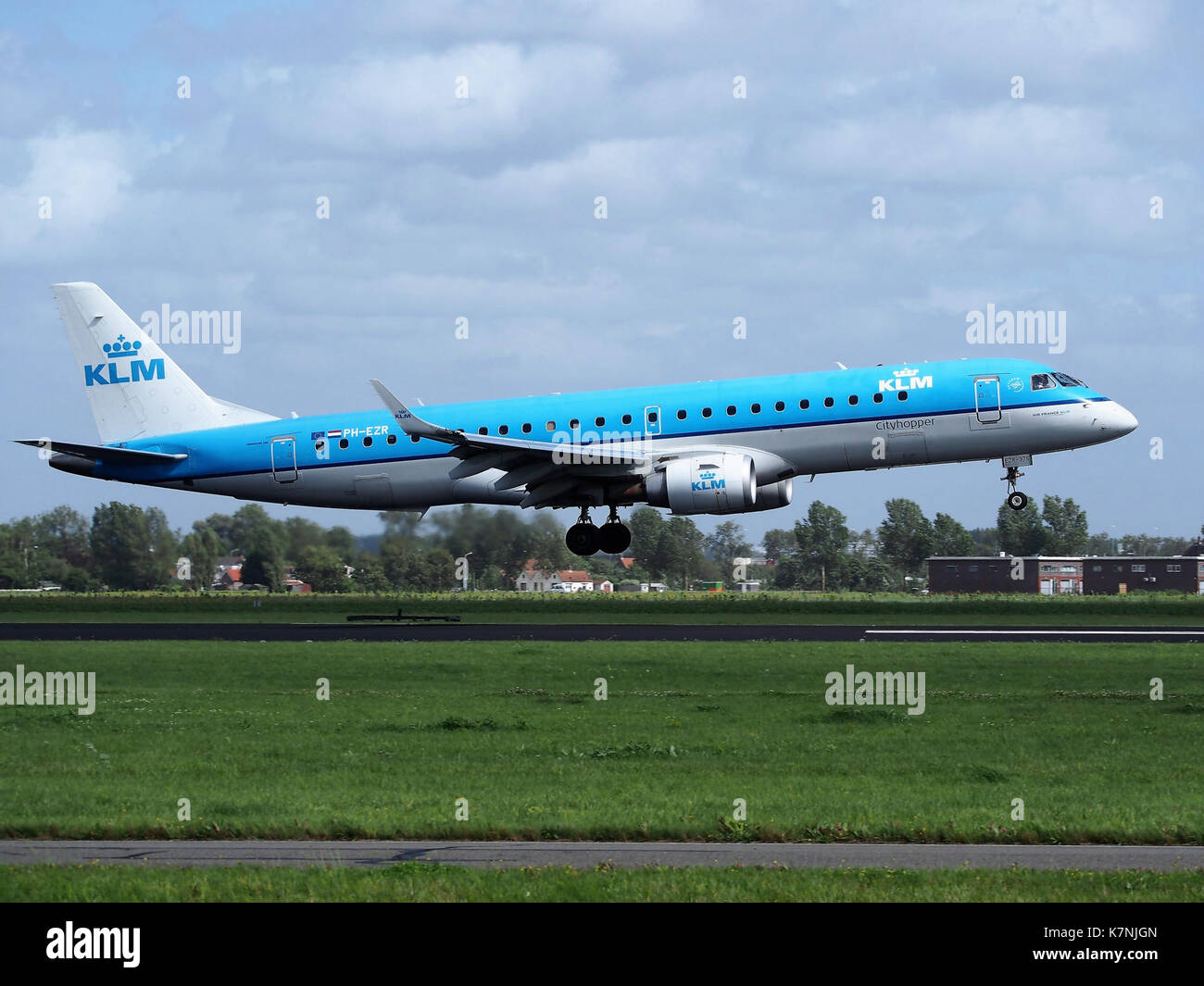 PH-EZR - KLM Cityhopper Embraer ERJ-190STD (ERJ-190-100) in atterraggio a Schiphol (EHAM-AMS) pista 18R Foto Stock