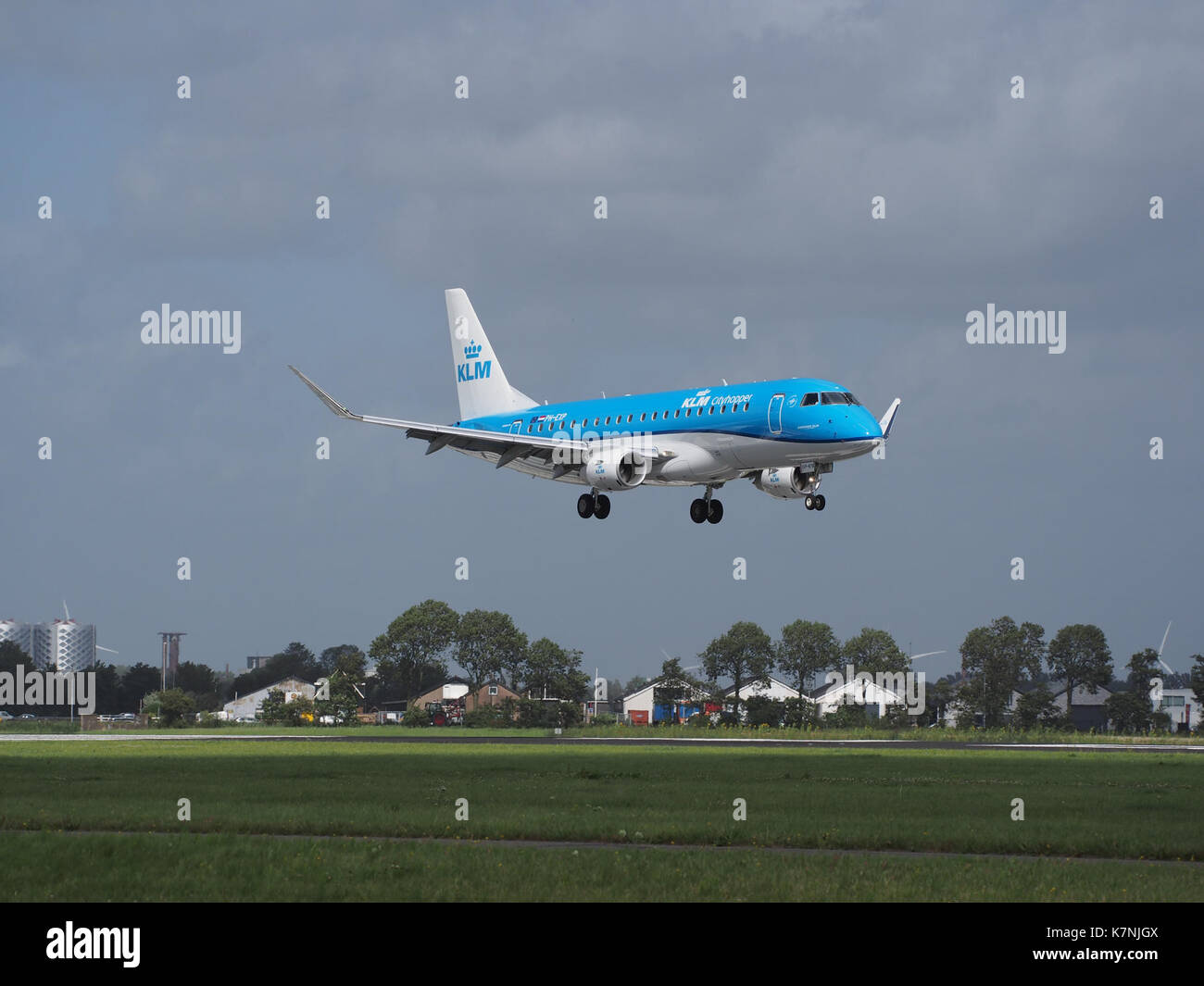 PH-EXP KLM Cityhopper Embraer ERJ-175STD (ERJ-170-200) in atterraggio a Schiphol (EHAM-AMS) pista 18R pic2 Foto Stock