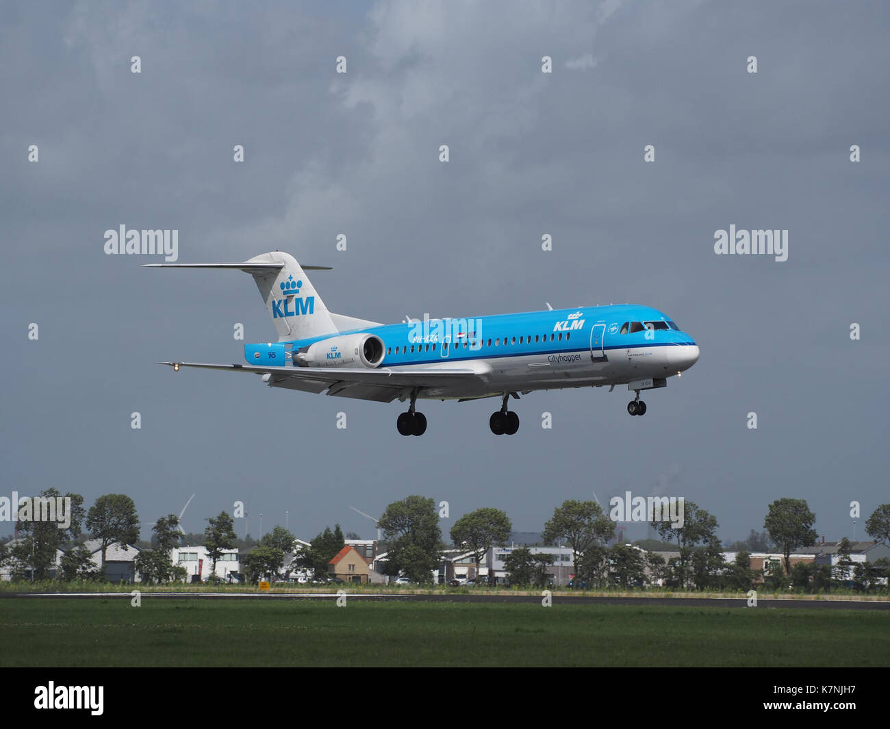 PH-KZK KLM Cityhopper Fokker F70 in atterraggio a Schiphol (EHAM-AMS) pista 18R pic2 Foto Stock