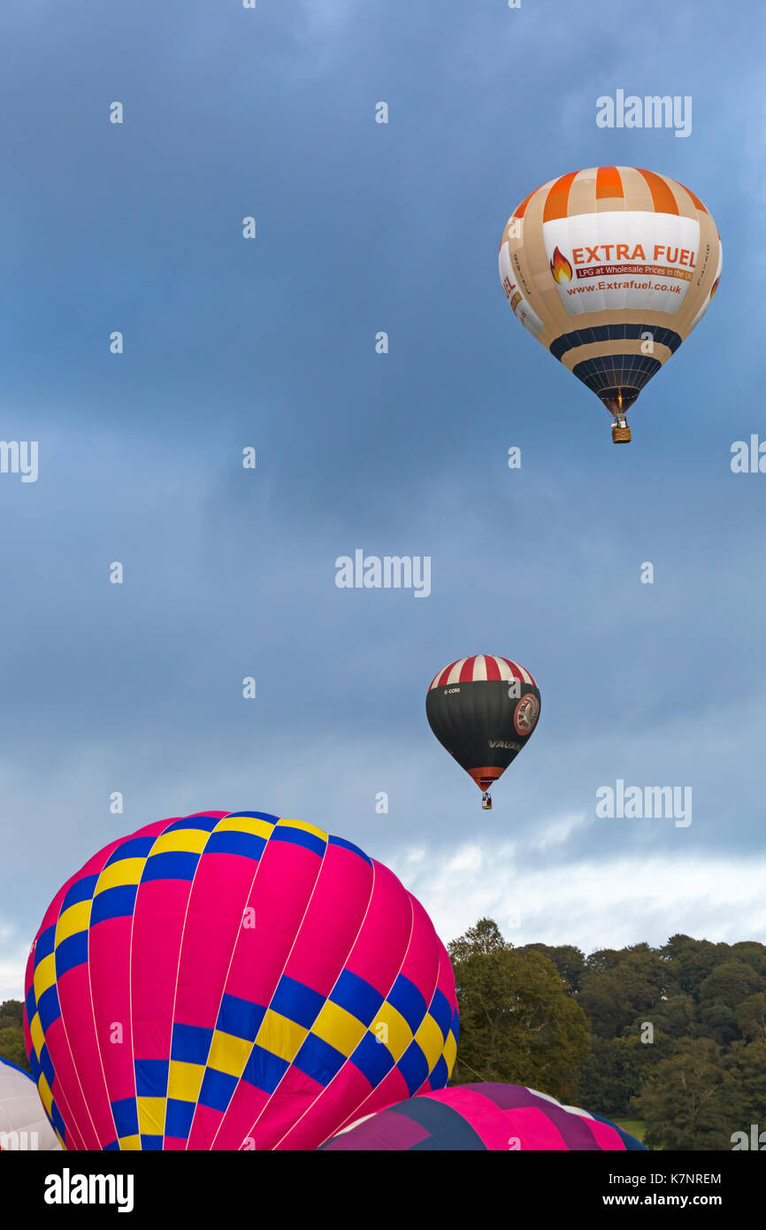 Rosa i palloni ad aria calda essendo gonfiato con altri palloncini in cielo  a Sky Safari