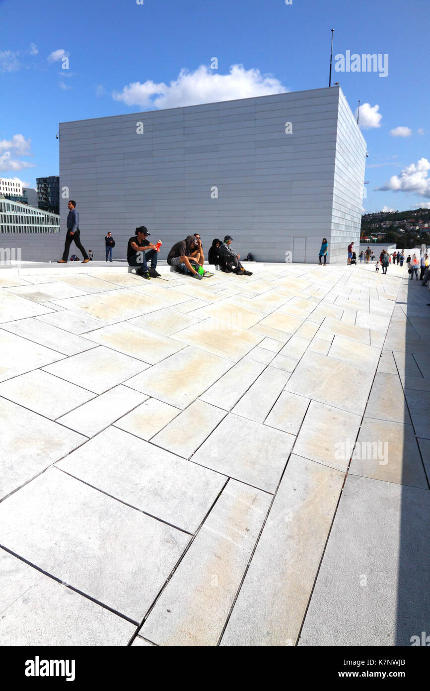 Persone rilassante sotto il sole sul tetto del Teatro dell'Opera di Oslo, Norvegia Foto Stock