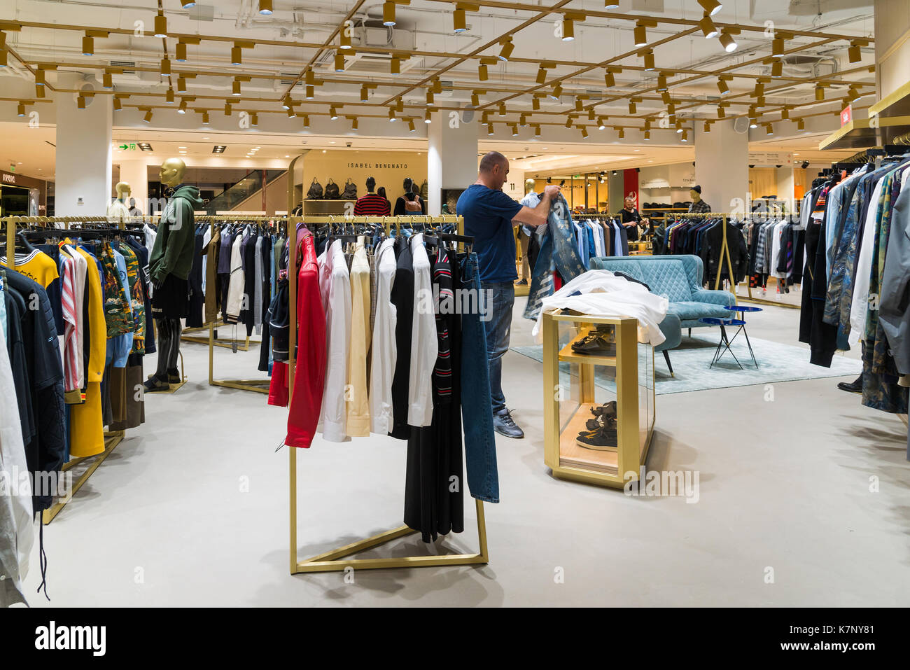 Mosca, Russia - luglio 25.2017. abbigliamento in store tsum Foto Stock