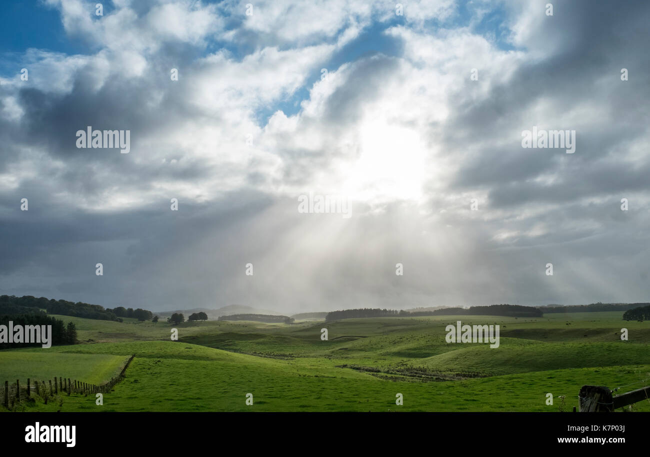 Pausa di raggi di sole anche se le nuvole vicino Greenlaw in Scottish Borders. Foto Stock