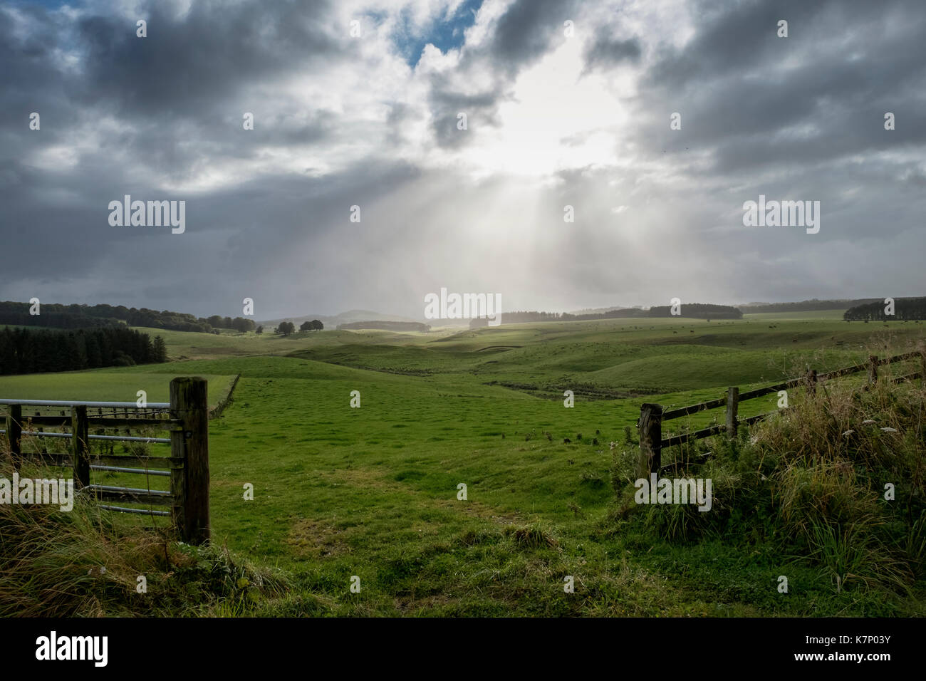 Pausa di raggi di sole anche se le nuvole vicino Greenlaw in Scottish Borders. Foto Stock