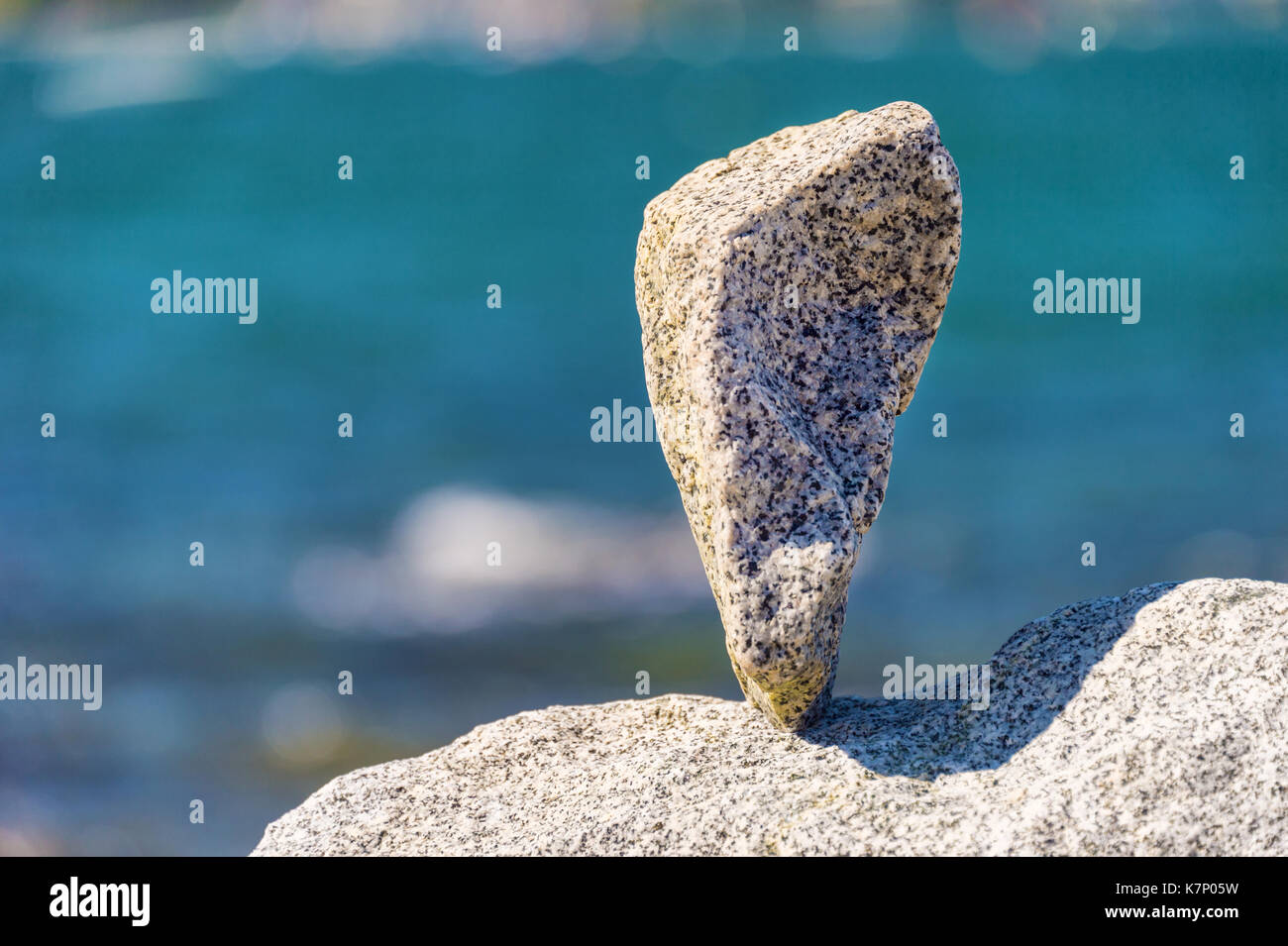 Roccia triangolare equilibrata sulla punta in Vancouver rock giardino di impilamento Foto Stock