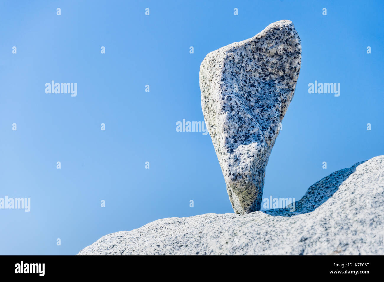 Roccia triangolare equilibrata sulla punta in Vancouver rock giardino di impilamento Foto Stock