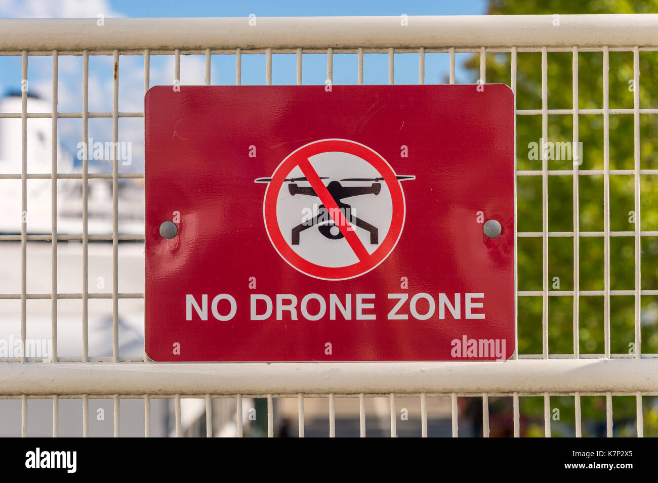 Nessuna zona di drone segno su una recinzione Foto Stock