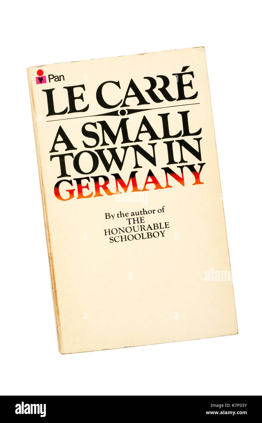Libro in brossura copia di una piccola città in Germania da John Le Carré o David Cornwell. In primo luogo pubblicato in 1968. Foto Stock