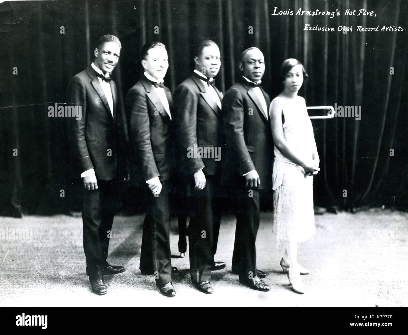 1927 - Louis Armstron caldo cinque - L-r: Johnny St. Cyr (maschio), il capretto Ory (trombone), Louis Armstrong (tromba), Johnny Dodds, clarinetto), Lillian Armstrong (pianoforte). Foto Stock