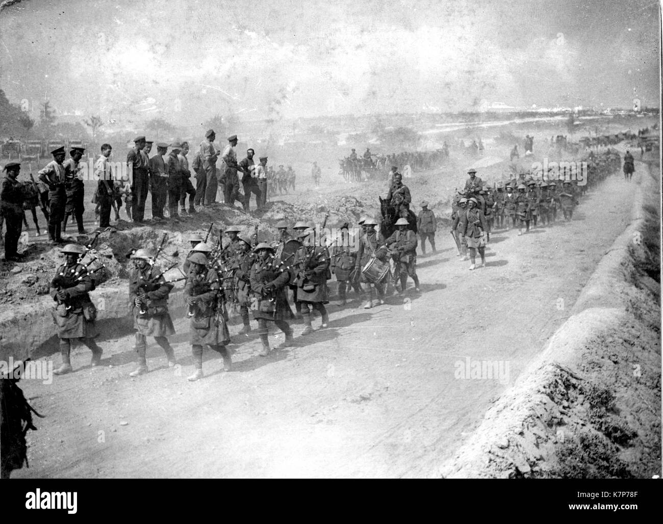 Il Black Watch in marcia indietro dalla prima linea di trincee con l accompagnamento di cornamuse, Fricourt, Francia, 08/1916. Foto Stock