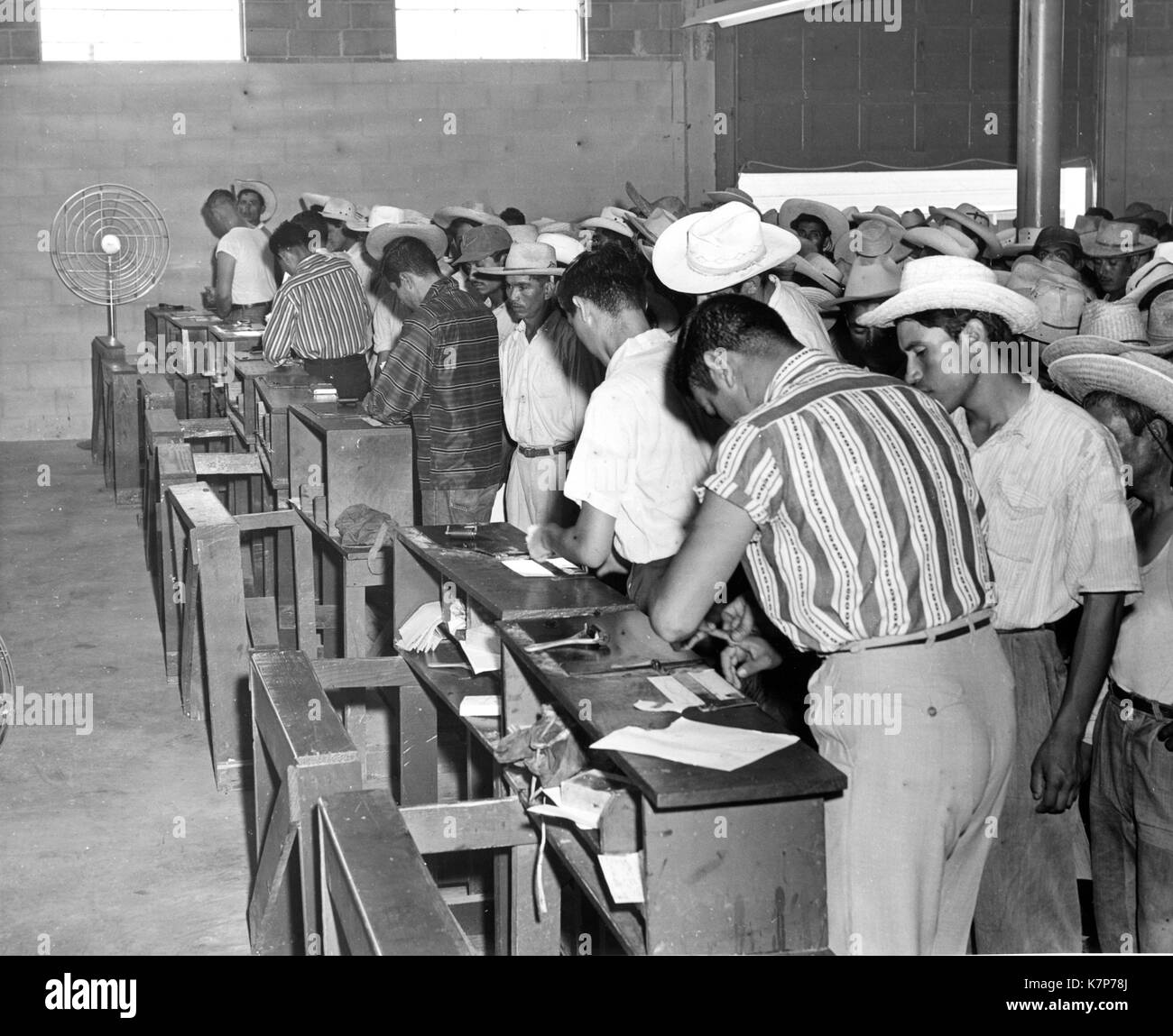 Braceros temporanea in cerca di lavoro agricolo negli Stati Uniti si sono riuniti presso i centri di lavoro lungo il confine per l'elaborazione, 01/01/1957. Foto Stock