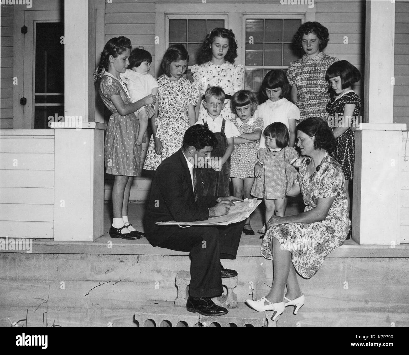 Enumeratore maschio conta una grande famiglia di nove ragazze e un ragazzo per il censimento 1940, 1940. Foto Stock