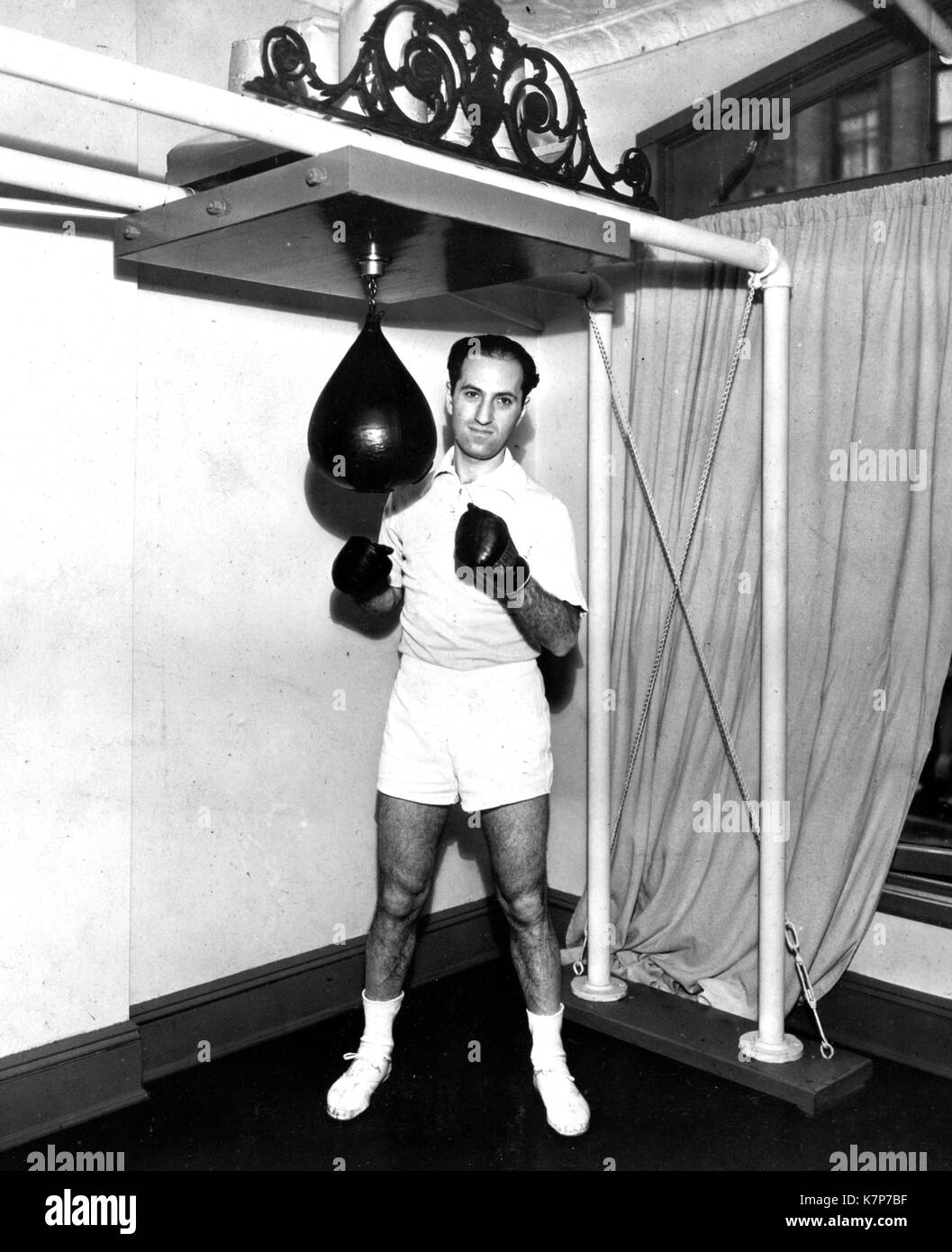 George Gershwin fisico della routine fitness inclusi gli allenamenti con un sacco da boxe, New York, NY, 1933. Foto Stock