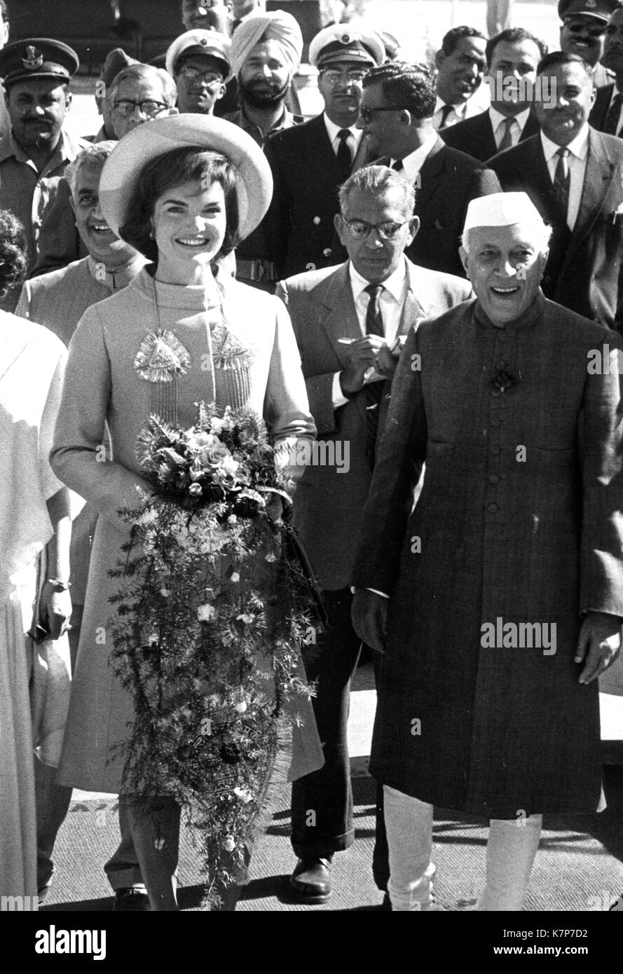 La First Lady Jacqueline Kennedy e il Primo Ministro Jawaharlal Nehru presso Palam Airport durante la sig.ra Kennedy della visita in India, Nuova Delhi, India, 03/12/1962. Foto Stock