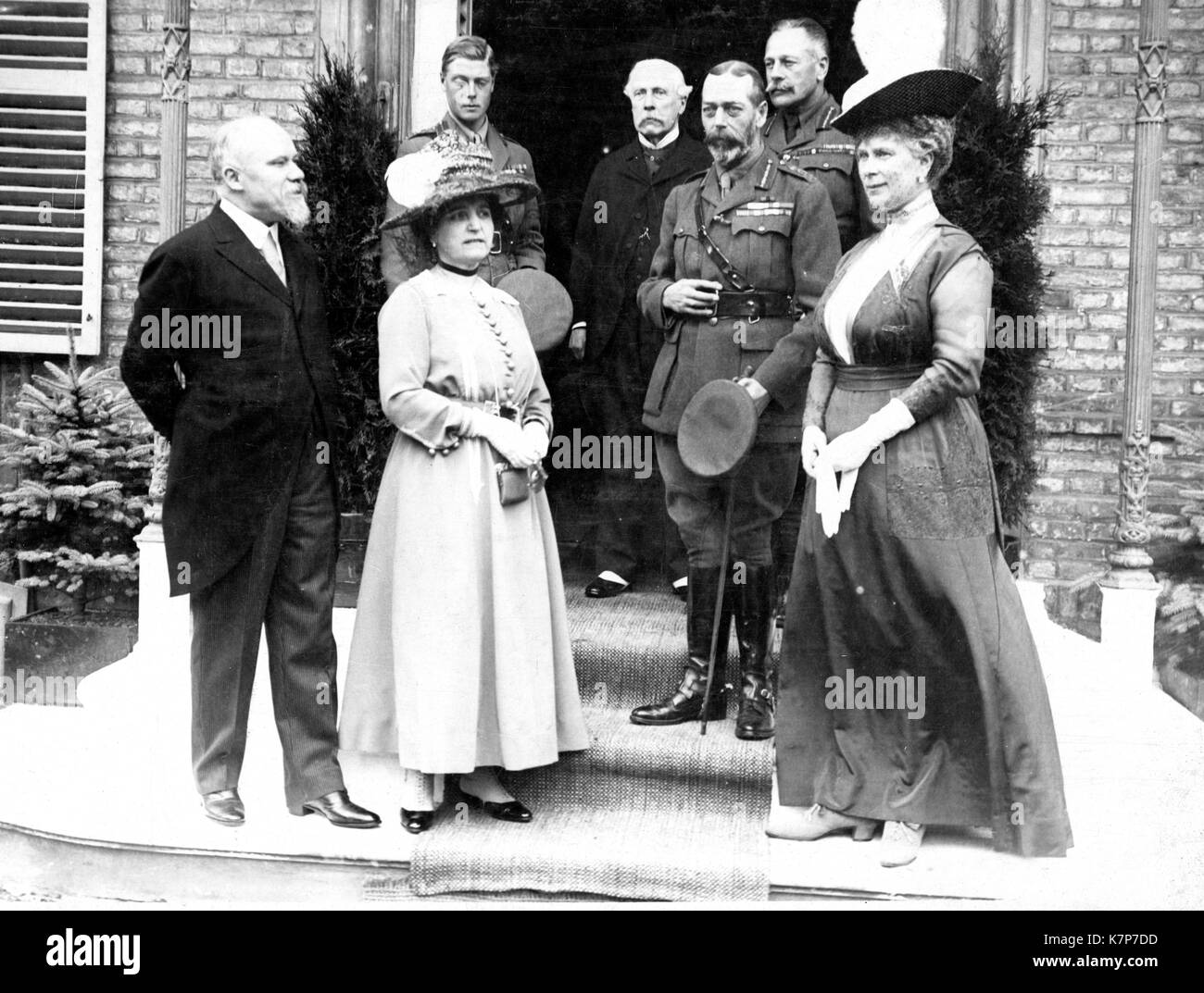 Il Presidente francese Raymond Poincare e moglie (sinistra) incontro con Re Giorgio V e la Regina Maria di Inghilterra, il giovane principe di Galles e altri dignitari, Abbeville, Francia, 07/10/1917 Foto Stock