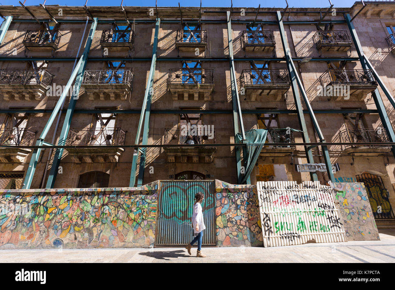Facciata protetta frontage in rua mayor costruzione di riqualificazione di antico edificio della crescita economica, Salamanca, Spagna Foto Stock