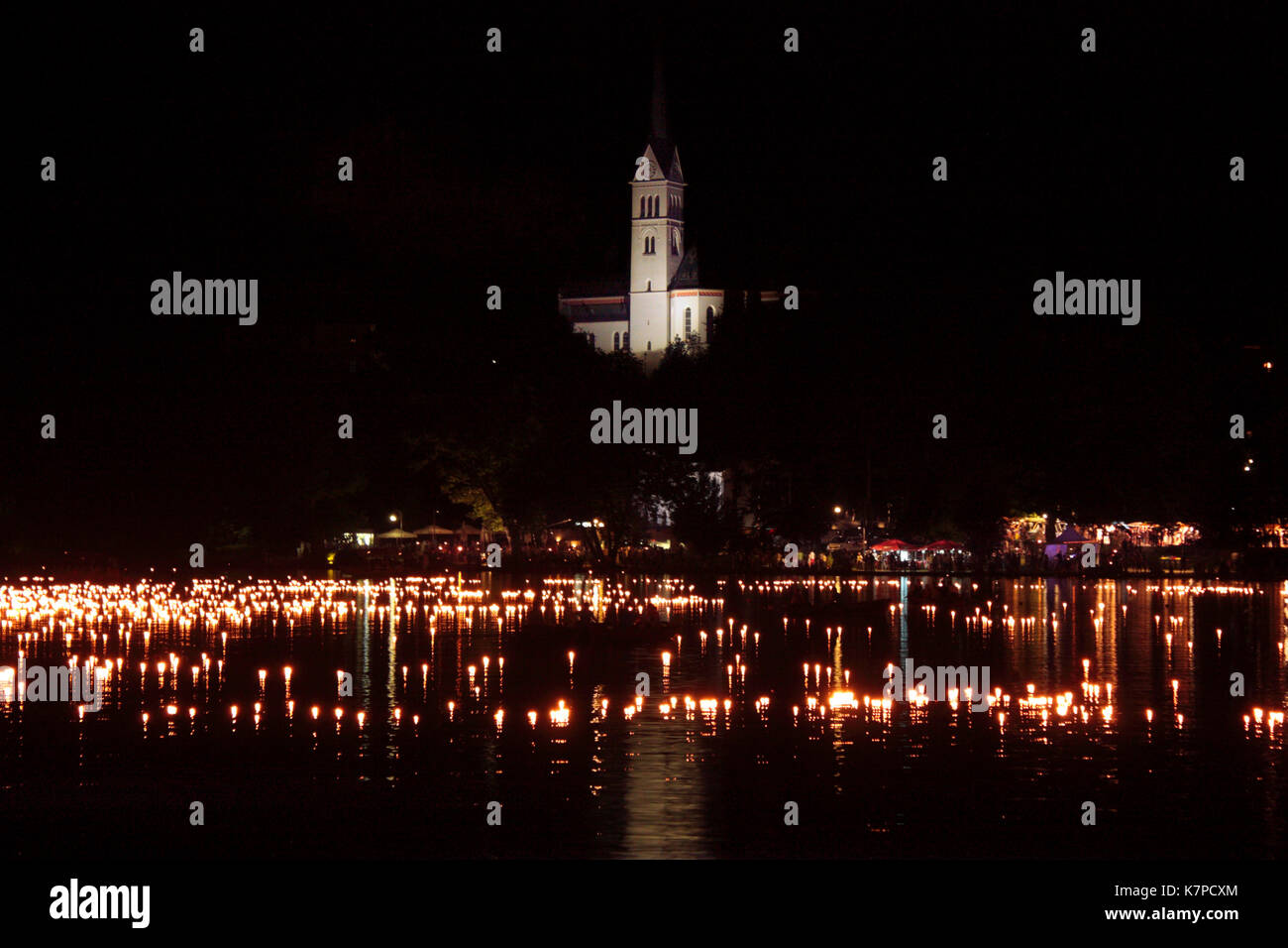 La festa delle luci sul lago di Bled, Slovenia, Europa, durante la quale  15.000 candele sono impostati a galla in gusci d'uovo sulla superficie del  lago Foto stock - Alamy