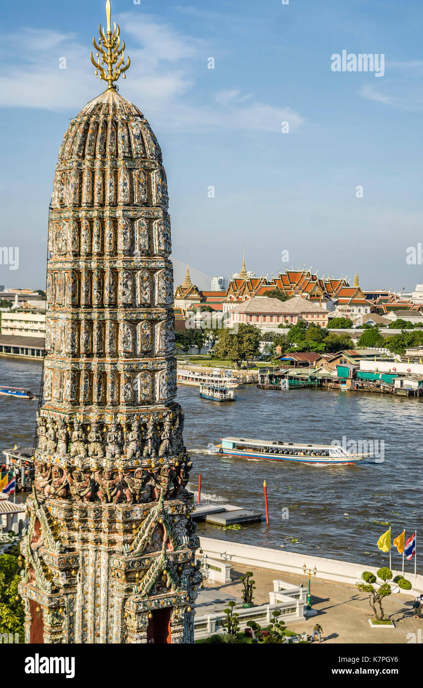 Vista dal Wat Arun ( "il tempio dell'alba') attraverso il Fiume Chao Phraya, Bangkok, Thailandia Foto Stock