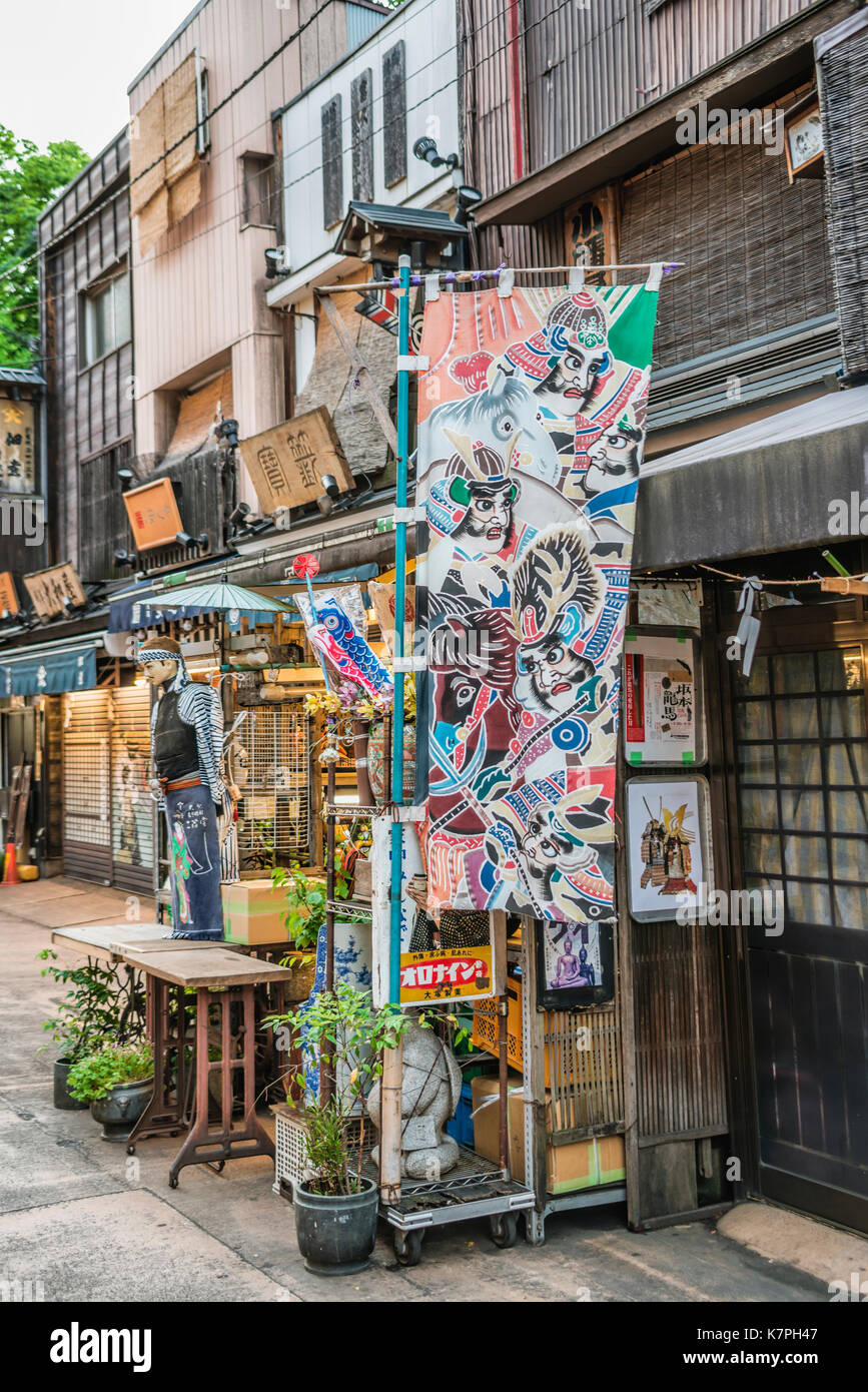 Antica via dello shopping dell'era Edo Dempoin dori con negozi tradizionali ad Asakusa, Tokyo, Giappone Foto Stock