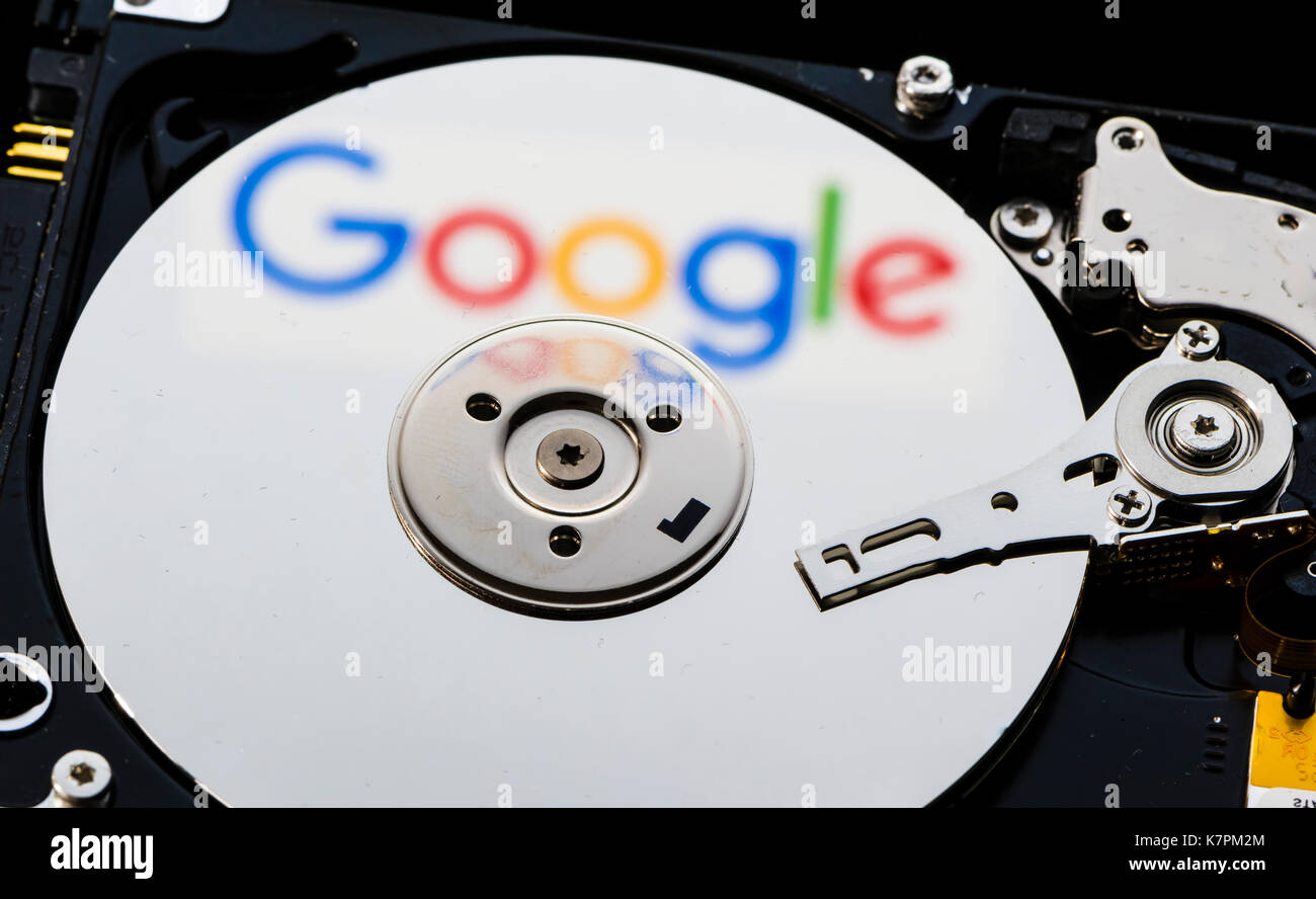 Close-up di un computer aperto unità disco rigido, con la riflessione del logo di Google sul lucido della superficie del disco. Foto Stock
