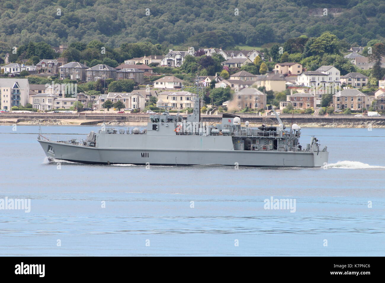 HMS Blyth (M111), a Sandown-classe contromisure mine nave gestita dalla Royal Navy, off Cloch punto nel Firth of Clyde. Foto Stock