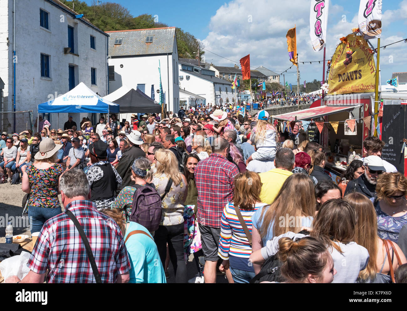 La folla di uomini presso il cibo annuale e il festival di musica in porthleven, Cornwall, Inghilterra, Regno Unito. Foto Stock