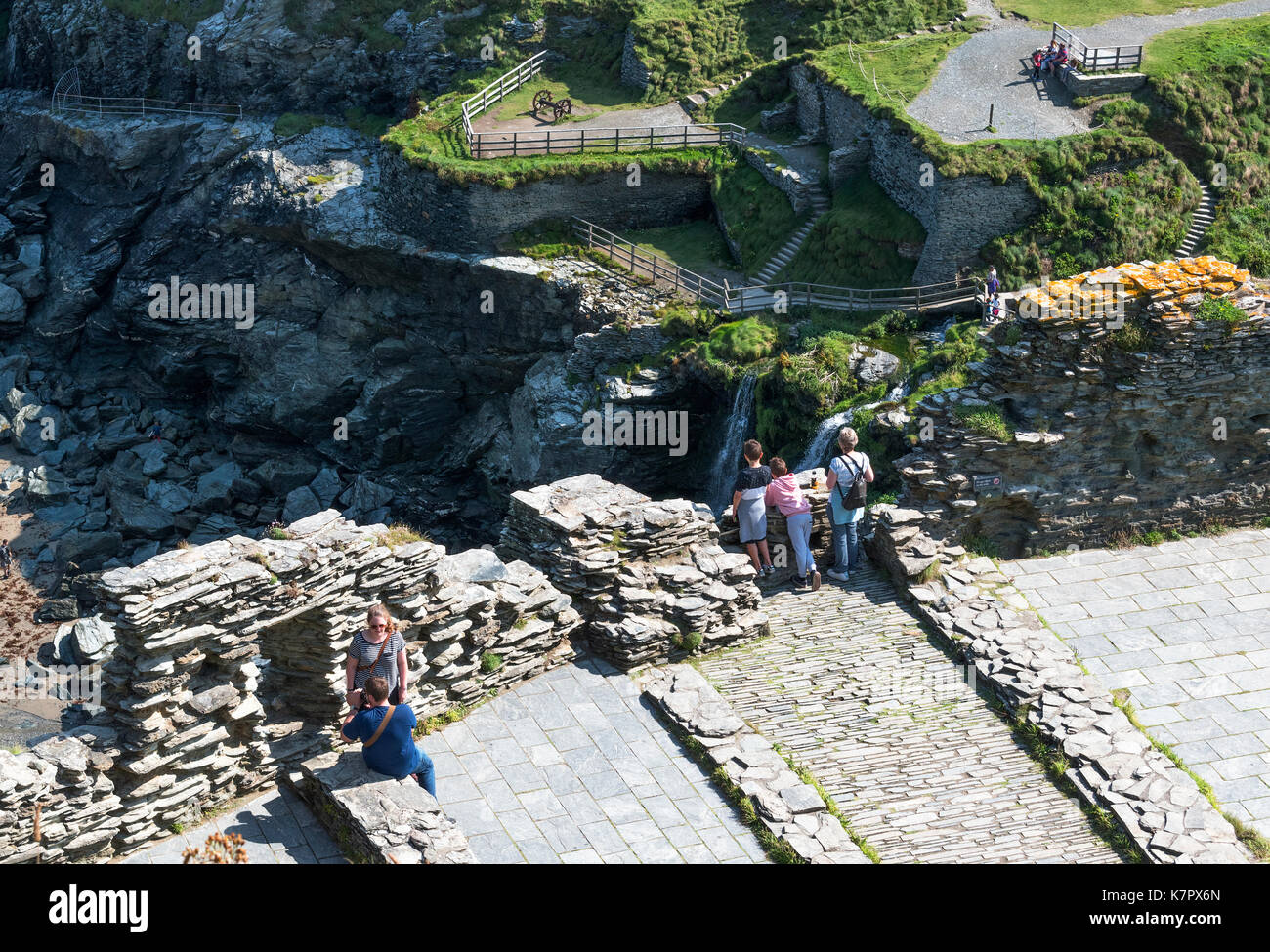 I resti del castello di Tintagel in Cornovaglia, Inghilterra, Regno Unito, questa è la leggendaria casa del leggendario Re Artù Foto Stock