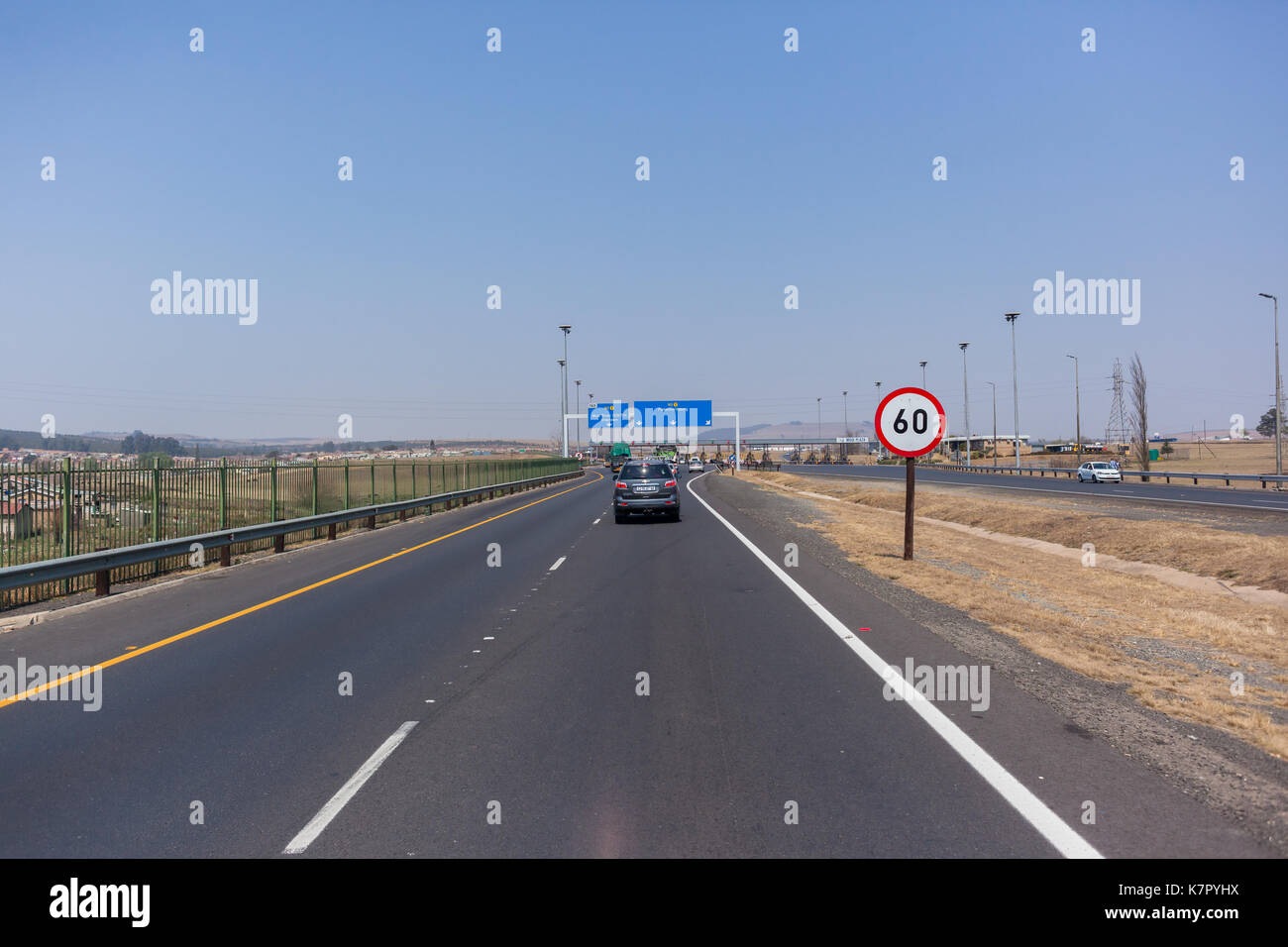 Vista driver viaggio su strada autostrada toll gates il percorso di un veicolo in corrispondenza di n3 mooi river plaza. Foto Stock