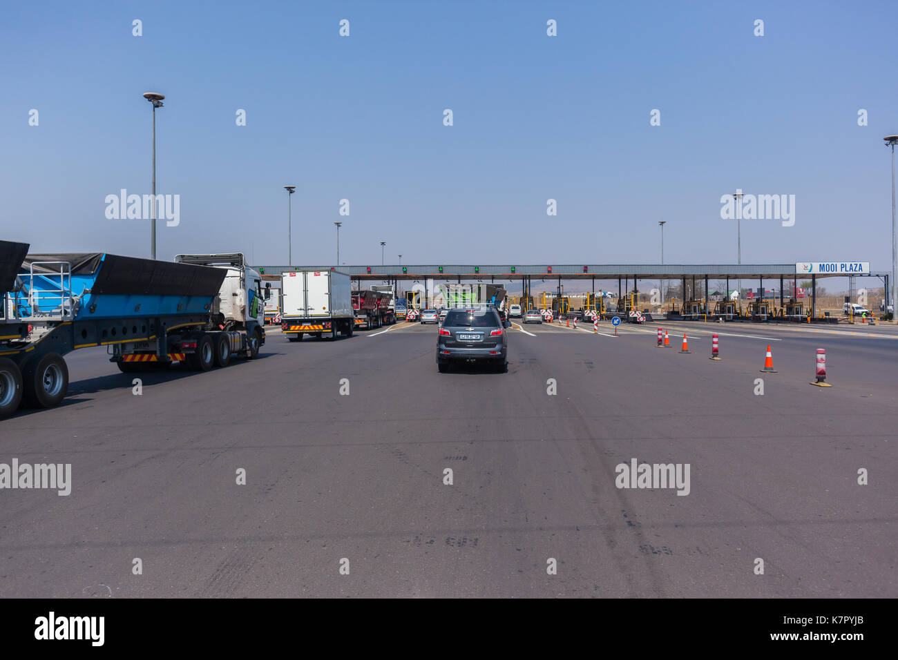 Vista driver viaggio su strada autostrada toll gates il percorso di un veicolo in corrispondenza di n3 mooi river plaza. Foto Stock