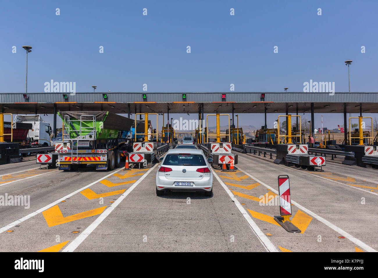 Vista driver viaggio su strada autostrada toll gates il percorso di un veicolo in corrispondenza di n3 mooi river plaza. Foto Stock