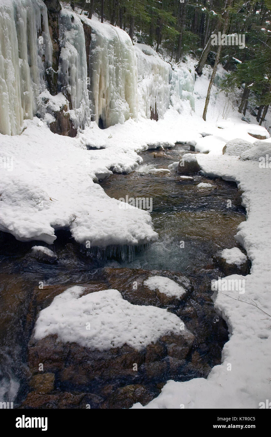 Un torrente di montagna nelle White Mountains del New Hampshire durante il disgelo a molla Foto Stock